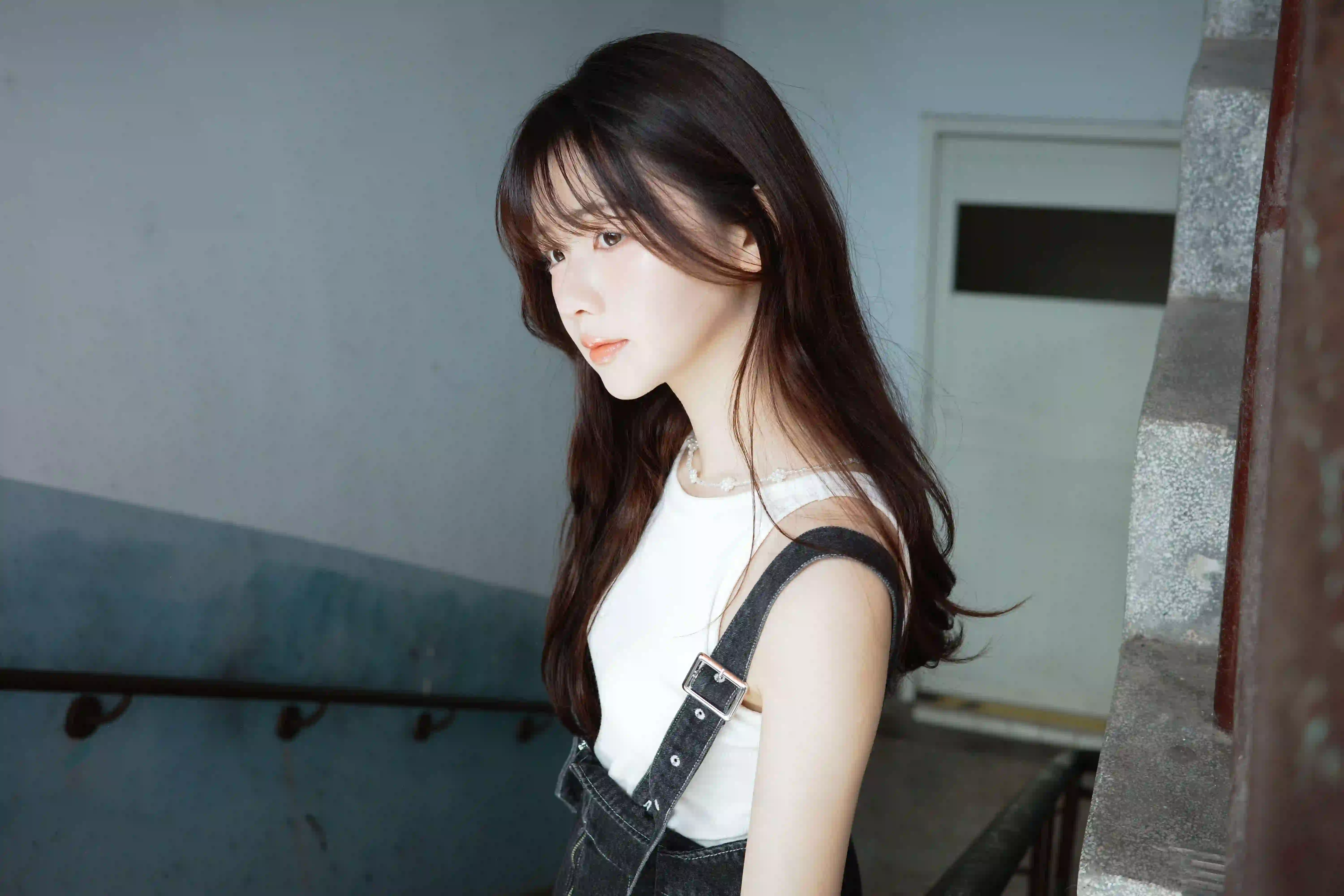 长发美女 背带裤 牛仔穿搭 楼道场景