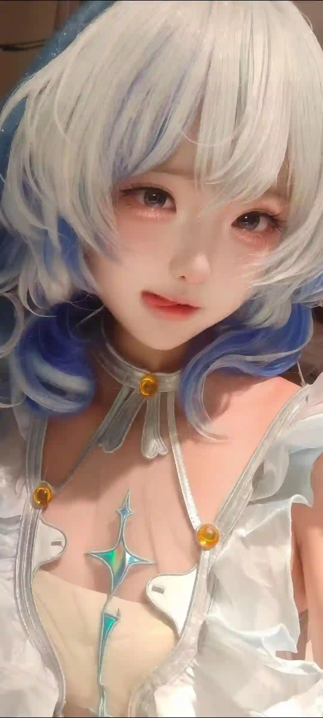 AI绘画 奇幻少女 蓝白渐变发色 唯美插画 银饰装扮 梦幻角色