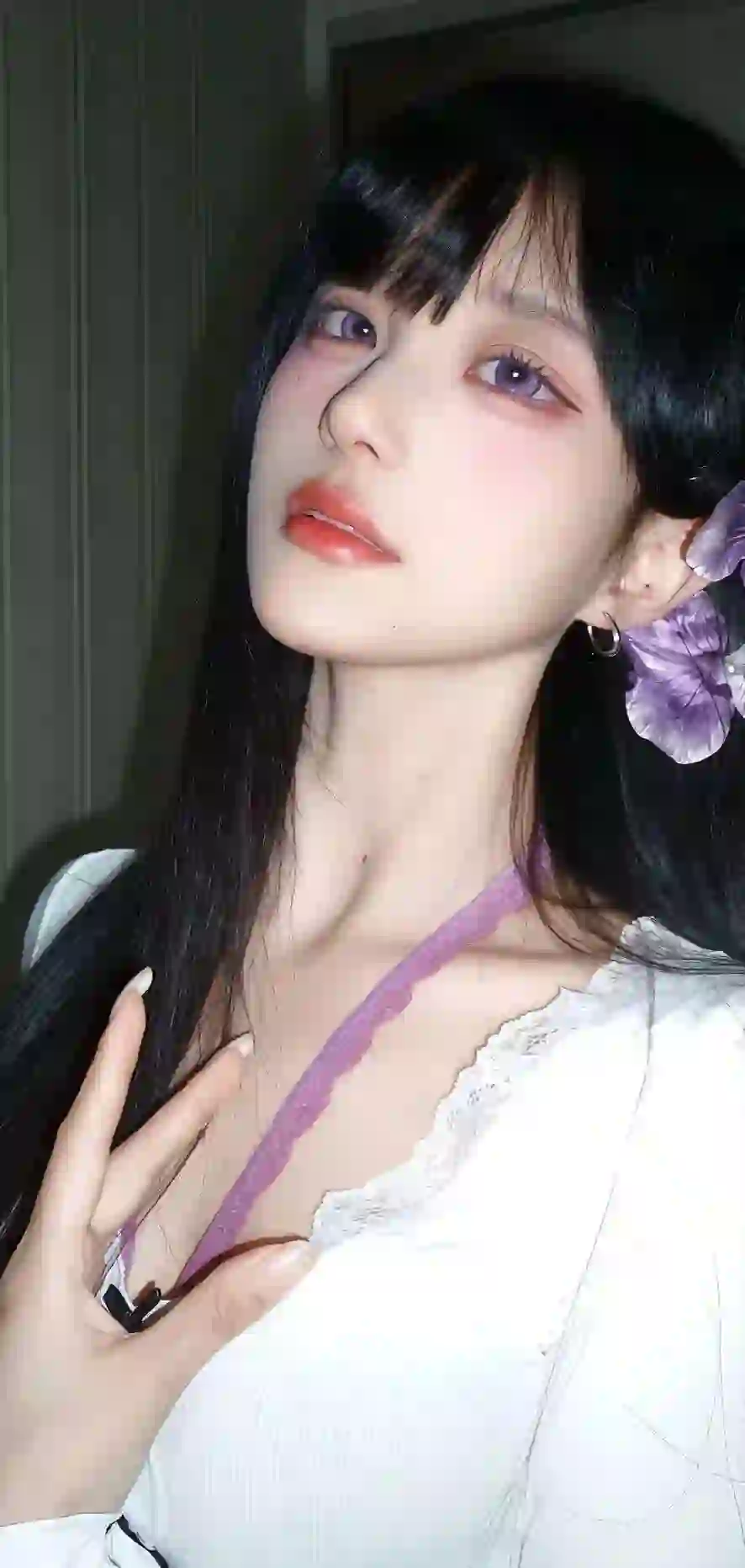 白色衣服 长发美女 紫色耳坠