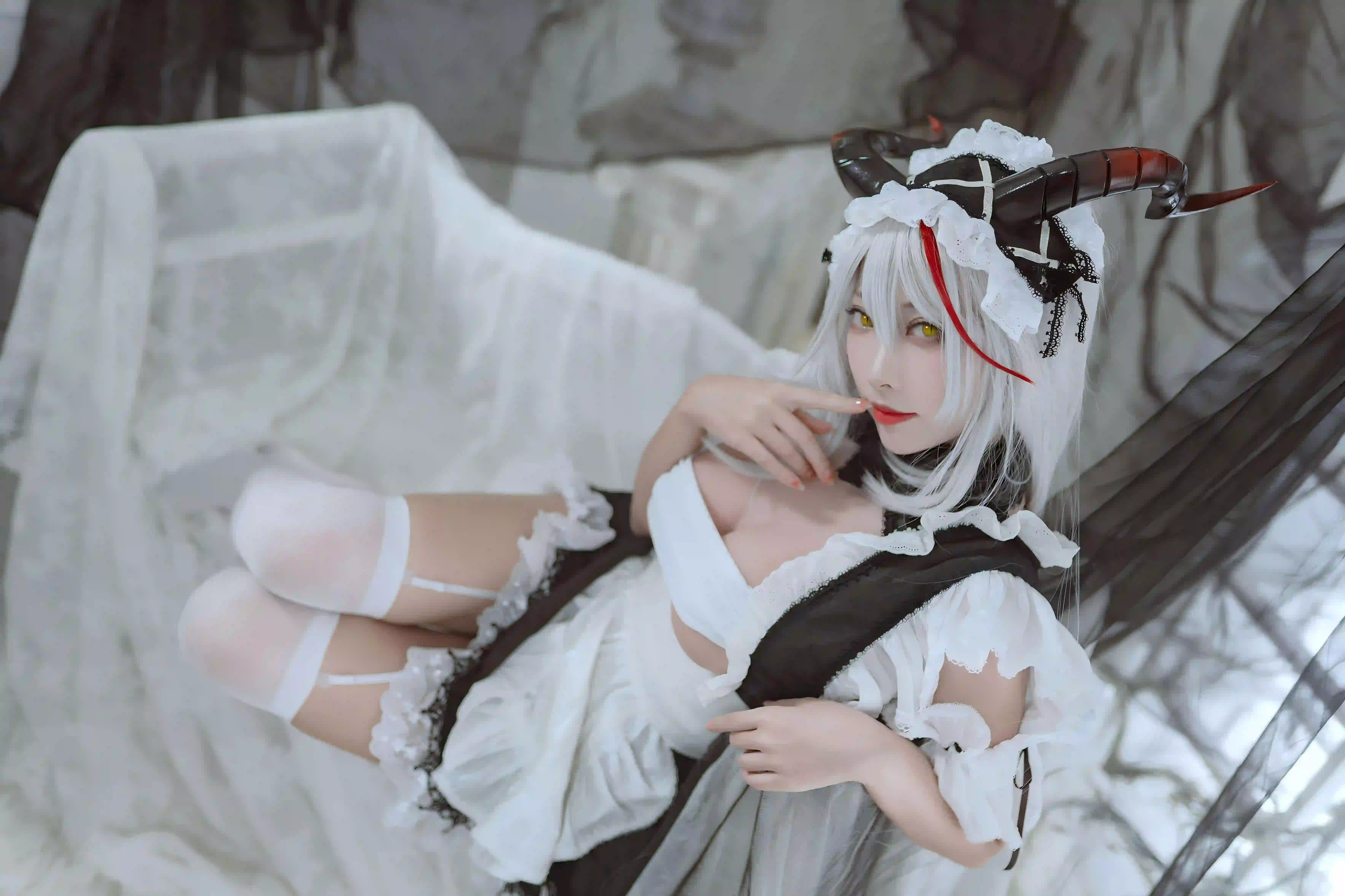 白色头发 长发美女 Coser 白色丝袜 恶魔角 可爱女孩 女仆
