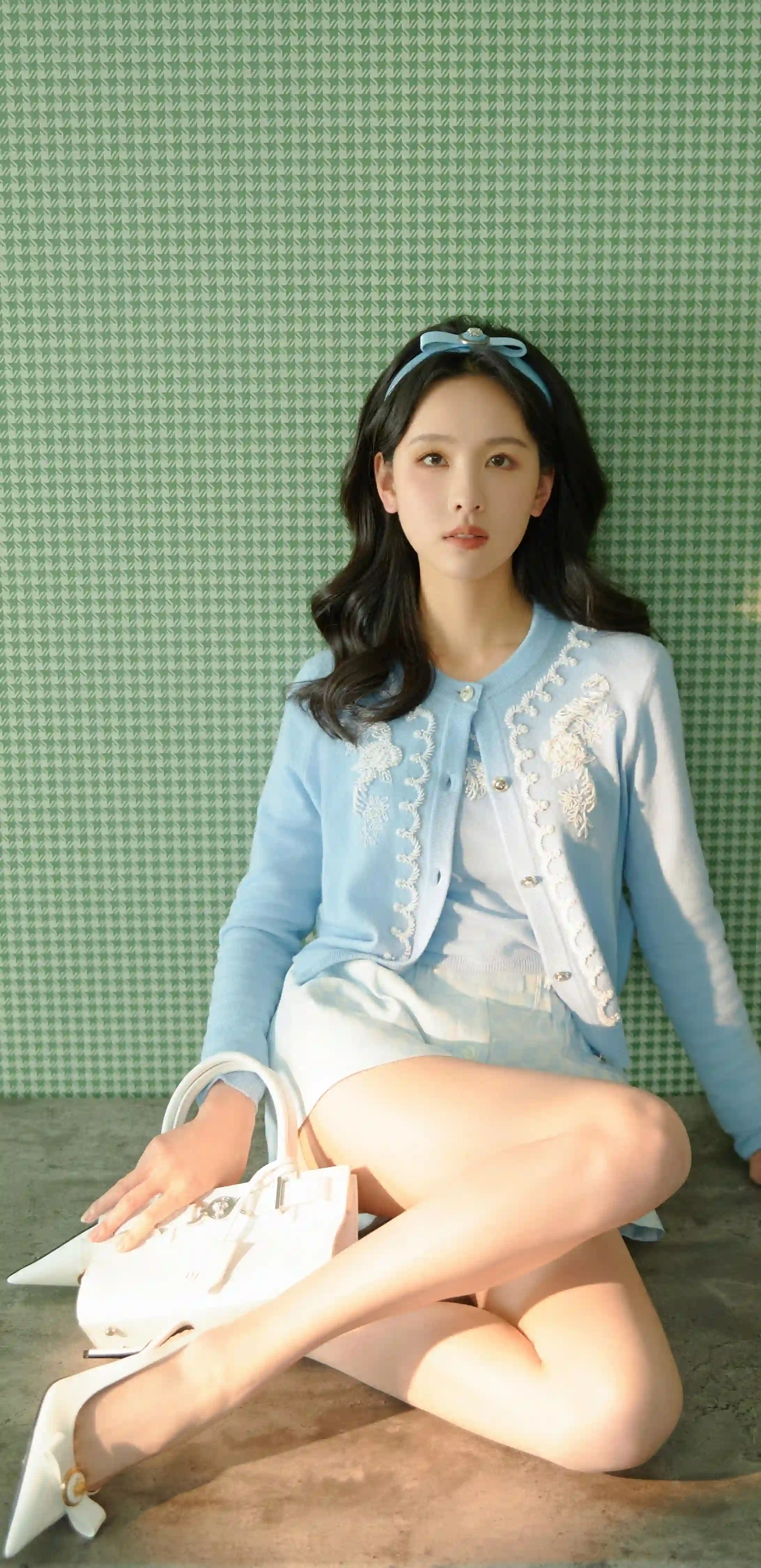 张婧仪 蓝色穿搭 时尚写真 绿色背景 清新美女