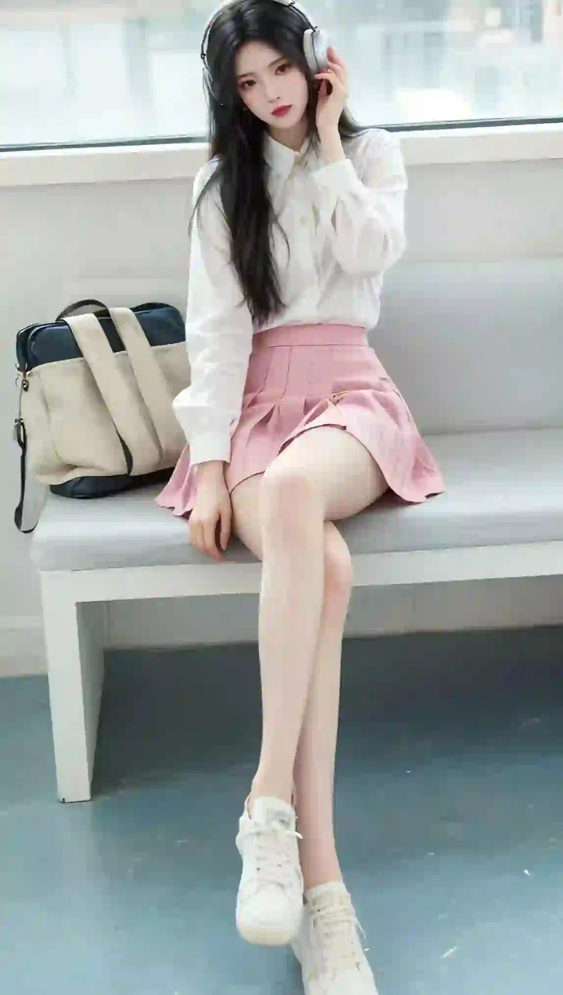 美女 长发美女 地铁上听音乐的女孩 清纯