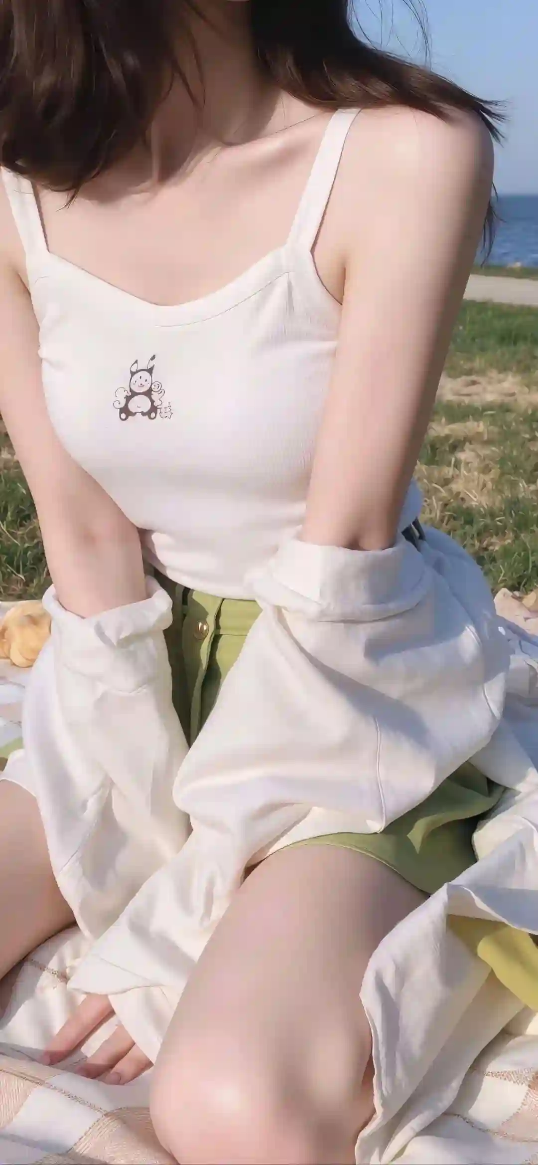 白色吊带装 绿色裙子 长腿美女 好身材 美女 草地