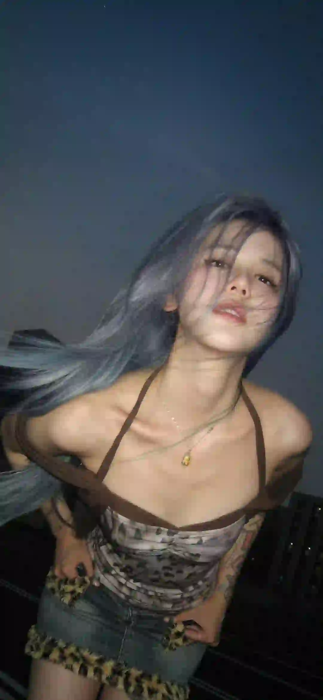长发性感美女 吊带 牛仔裤 户外