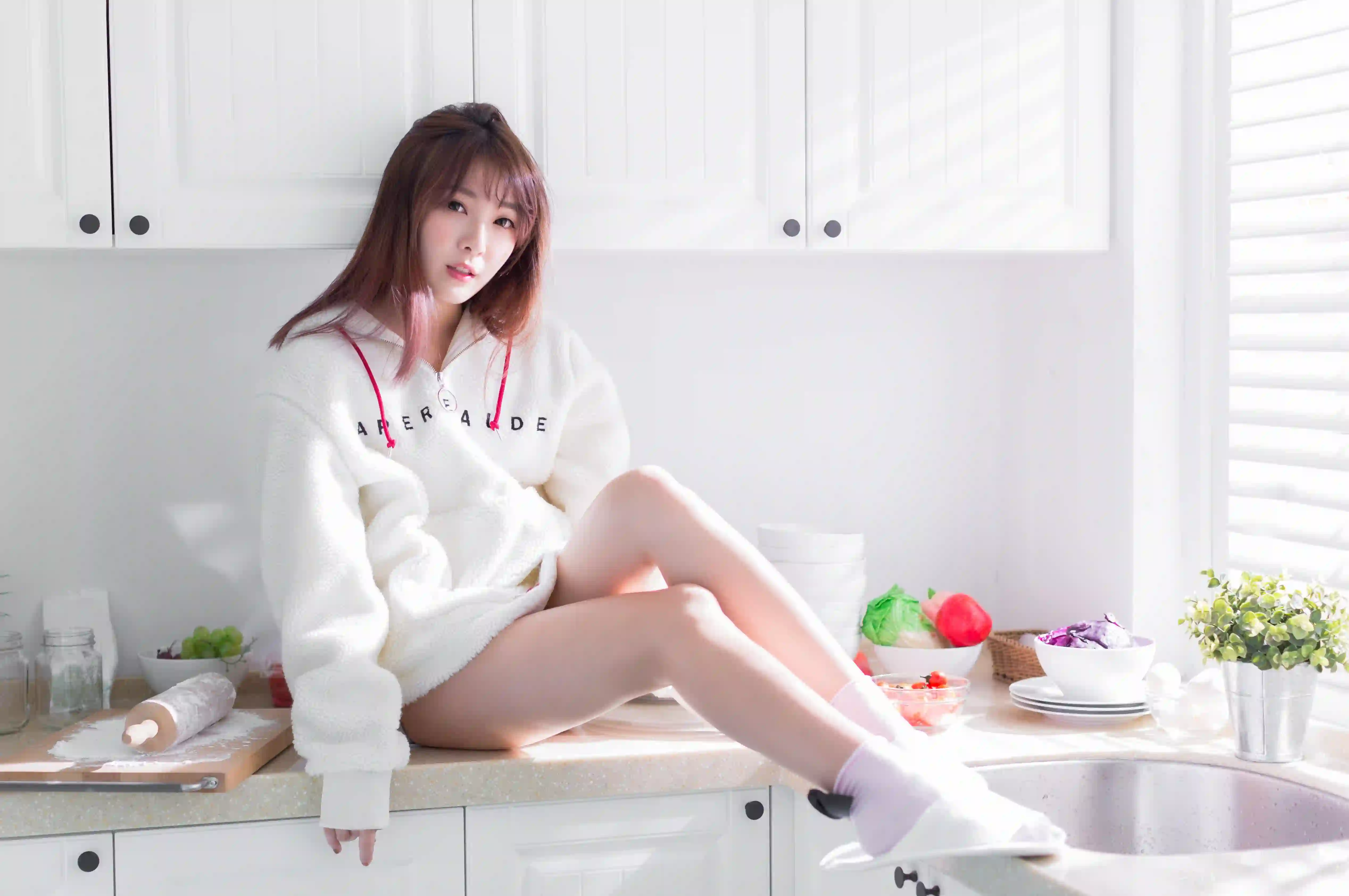 厨房 居家写真 可爱女孩 白色毛绒外套 丝袜美腿 温馨氛围