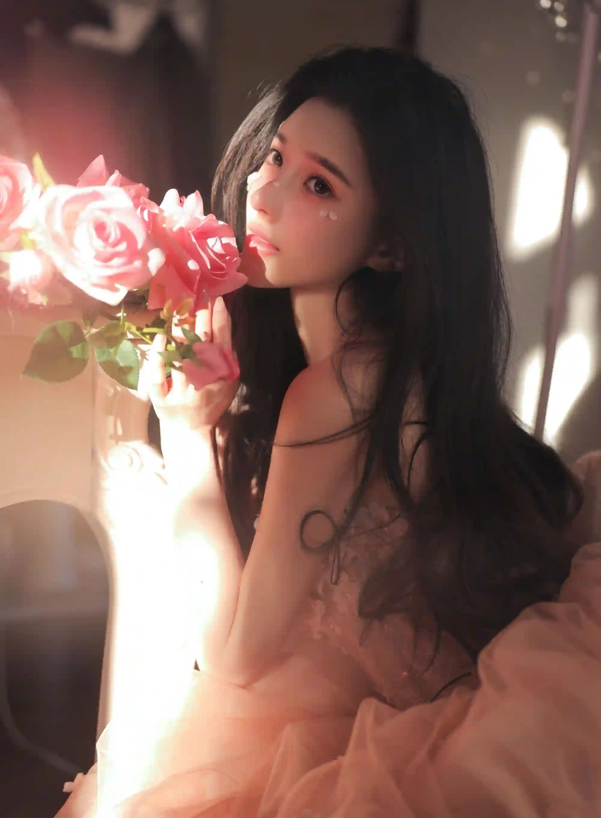 手拿鲜花的长裙美女 长发美女