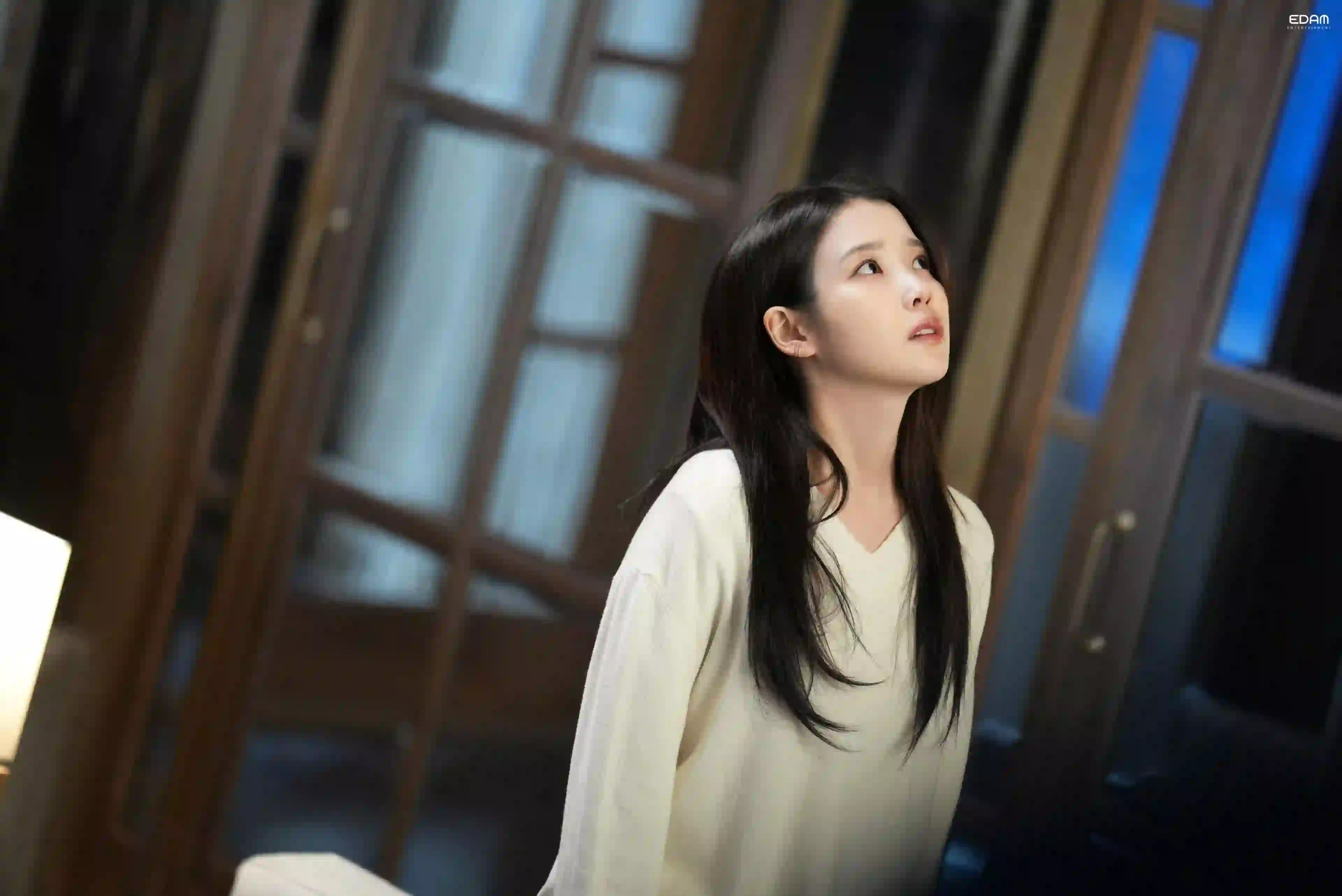 IU 李知恩 长发美女 白色衣服