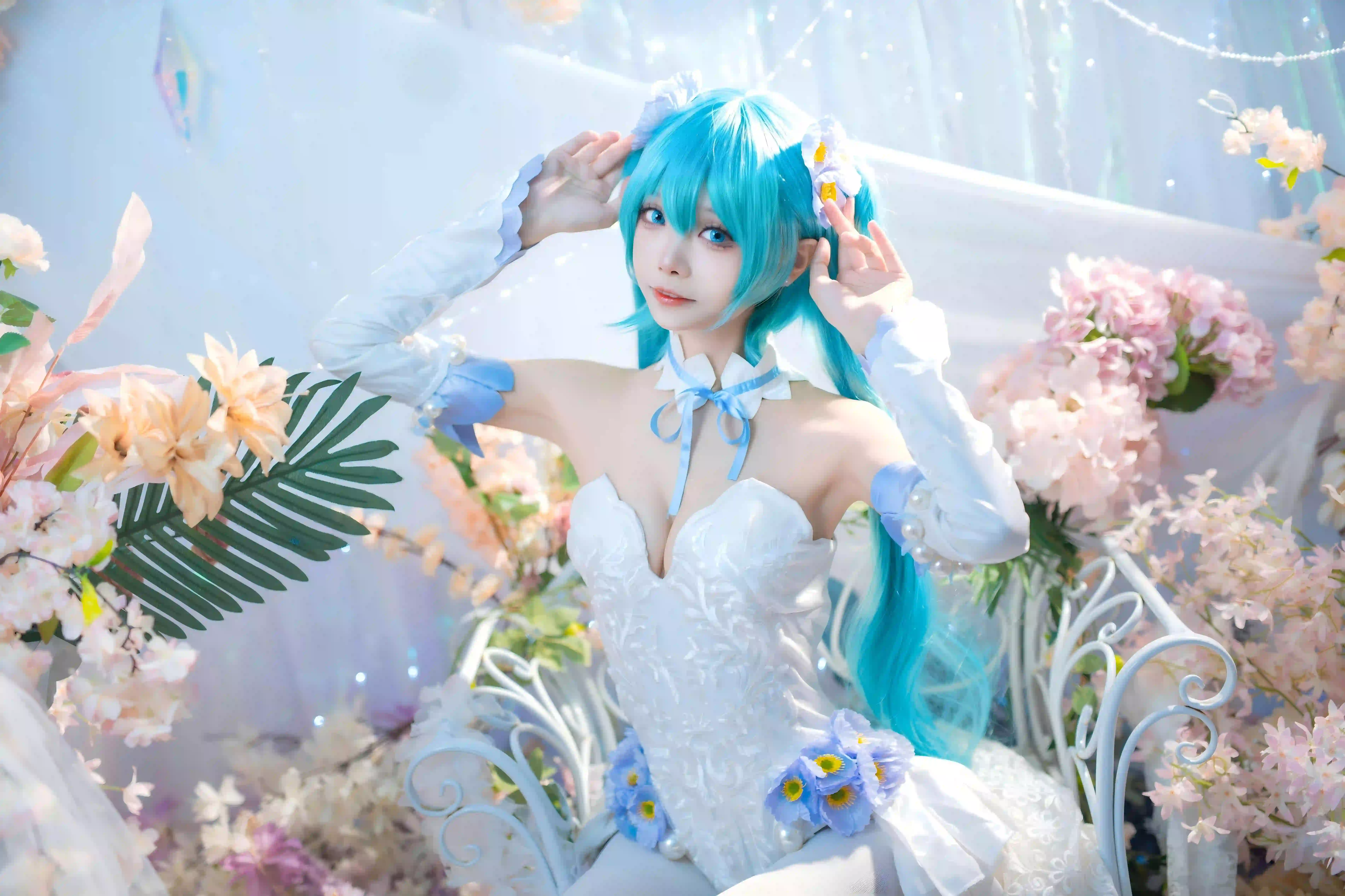 蓝色头发 初音未来Coser 白色裙子 可爱