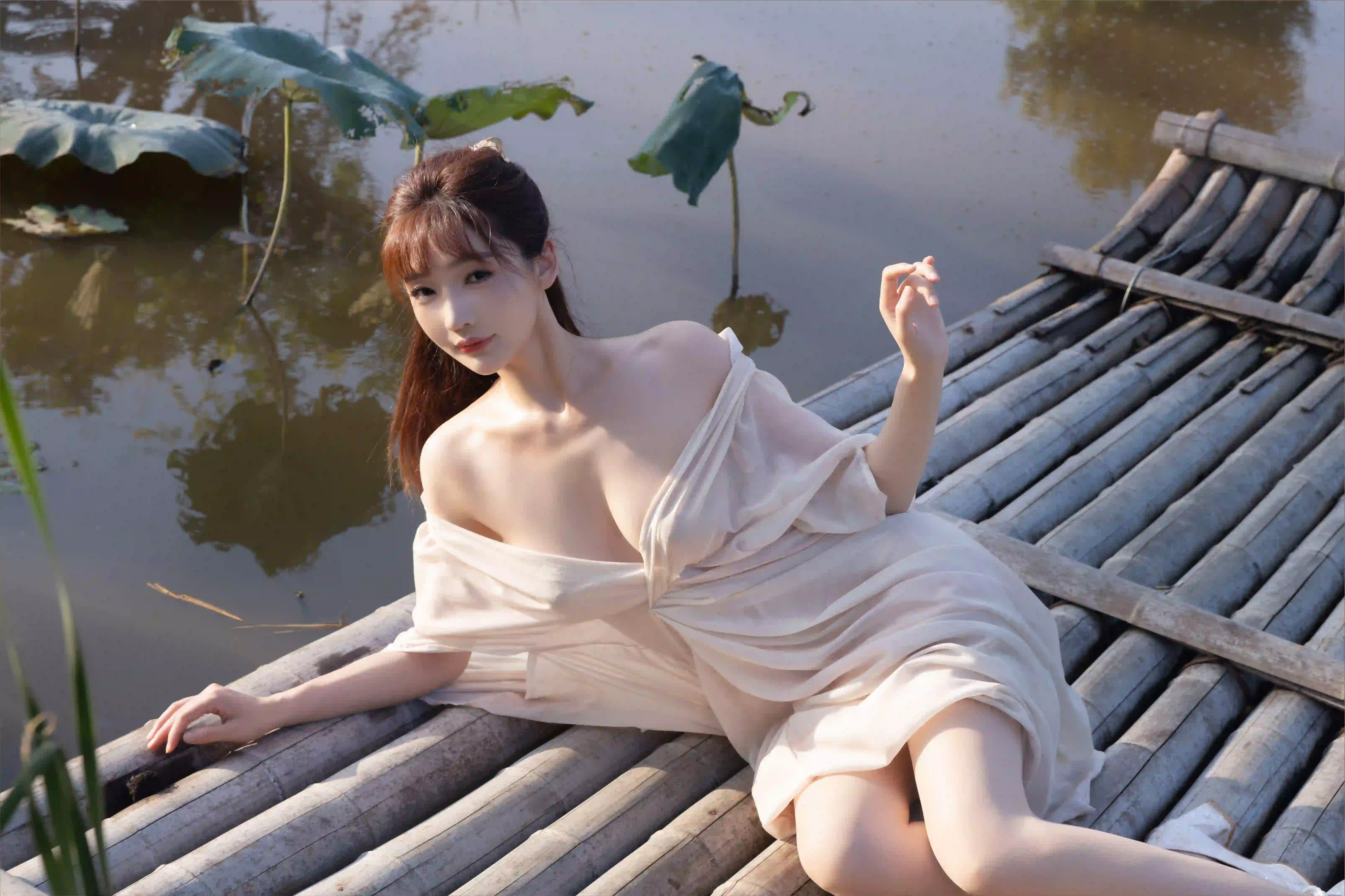 长发性感美女 白色薄纱长裙 长腿 竹筏