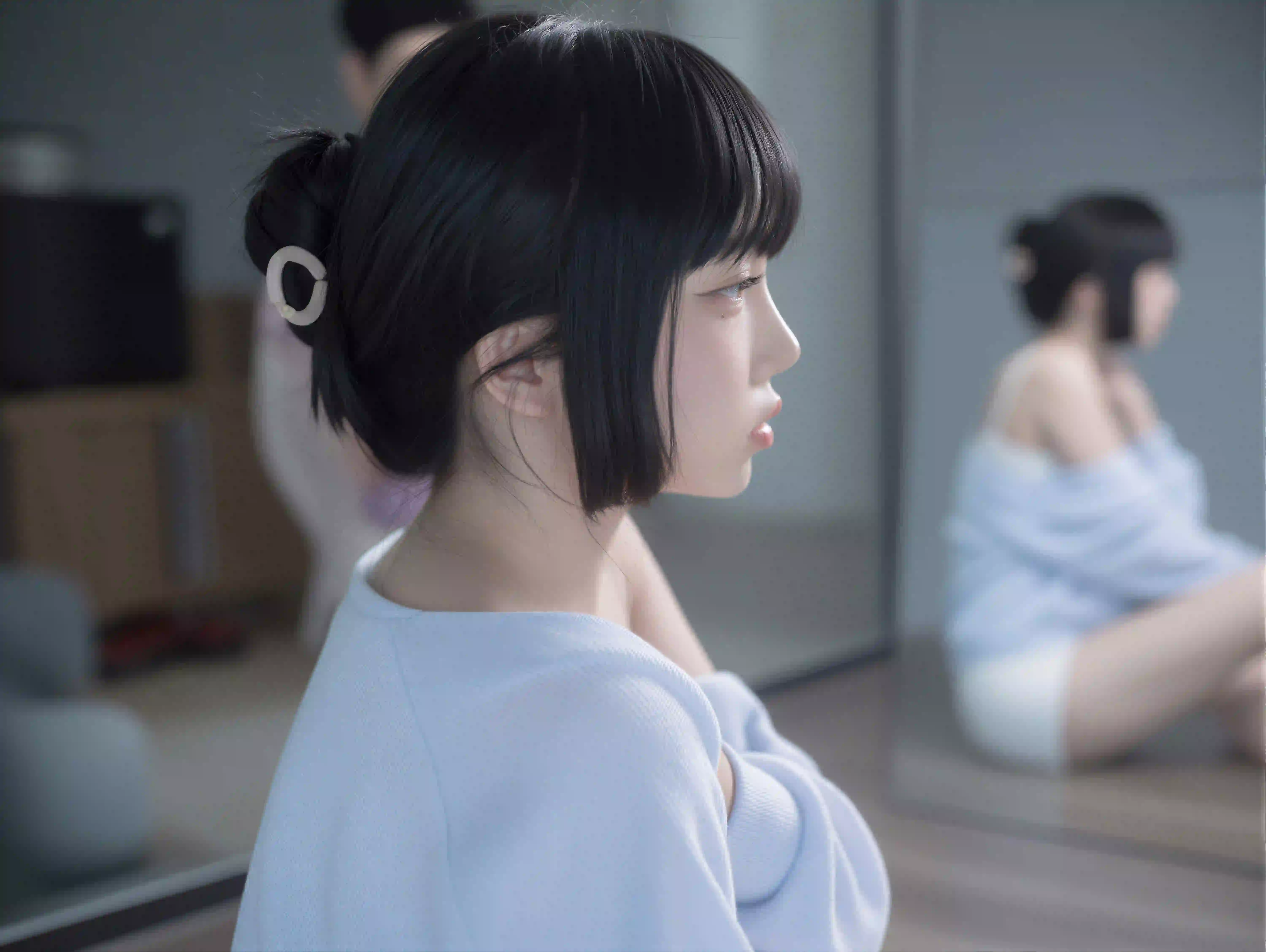 侧脸 淡蓝色衣服 美女