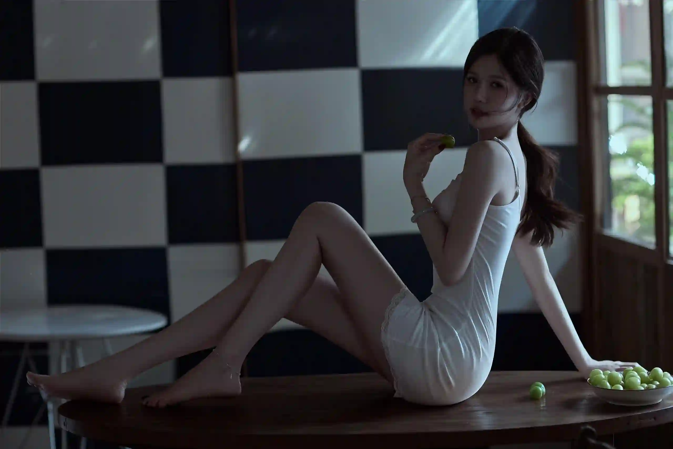 白色吊带裙 长腿美女 长裙美女 性感美女 居家写真