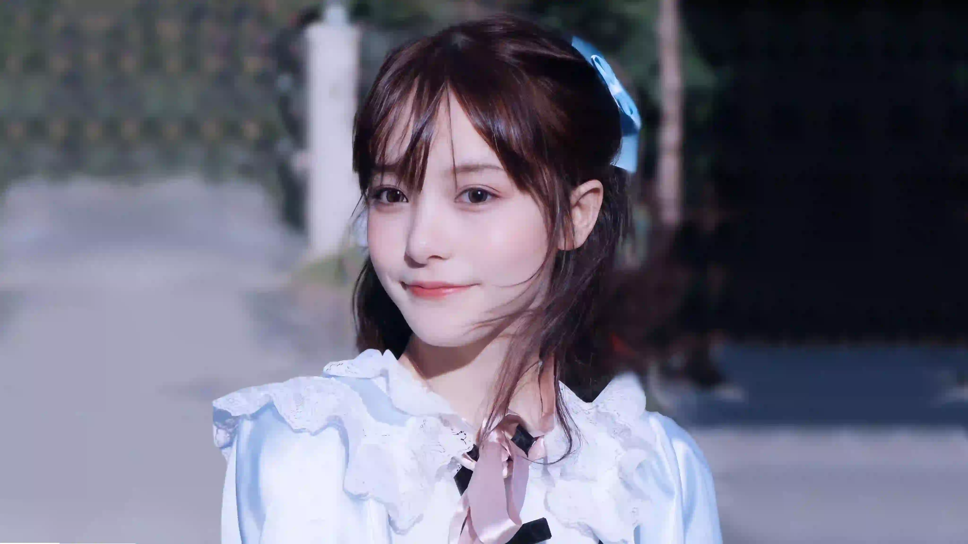 淡妆 长发清纯美女 甜美 微笑 白色衣服 户外