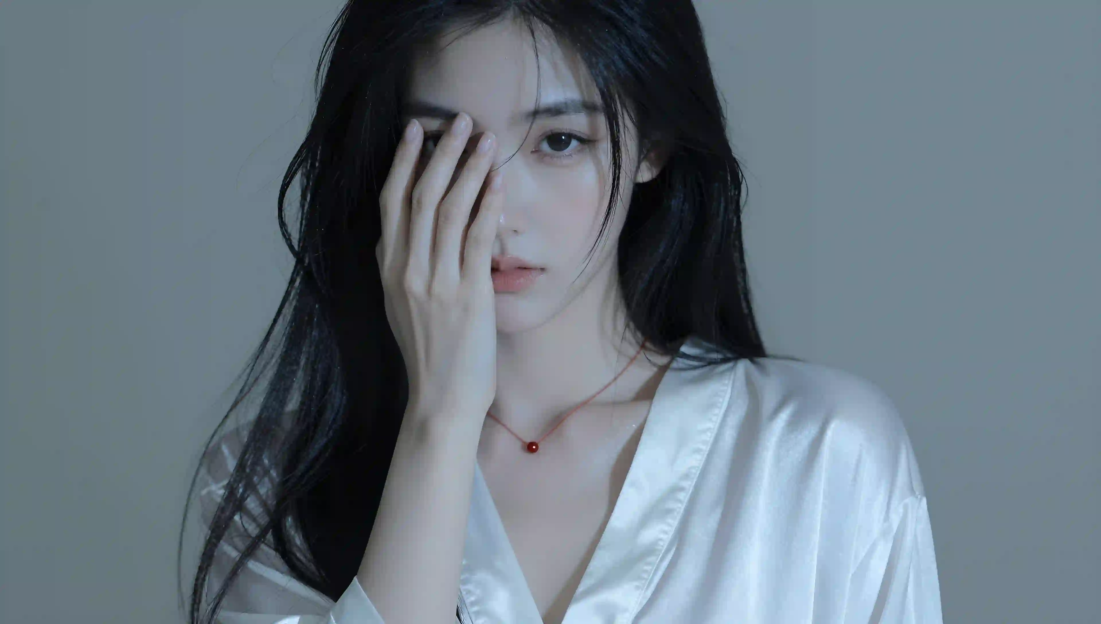 黑发女孩 白色衬衫 红色项链 人像摄影 时尚