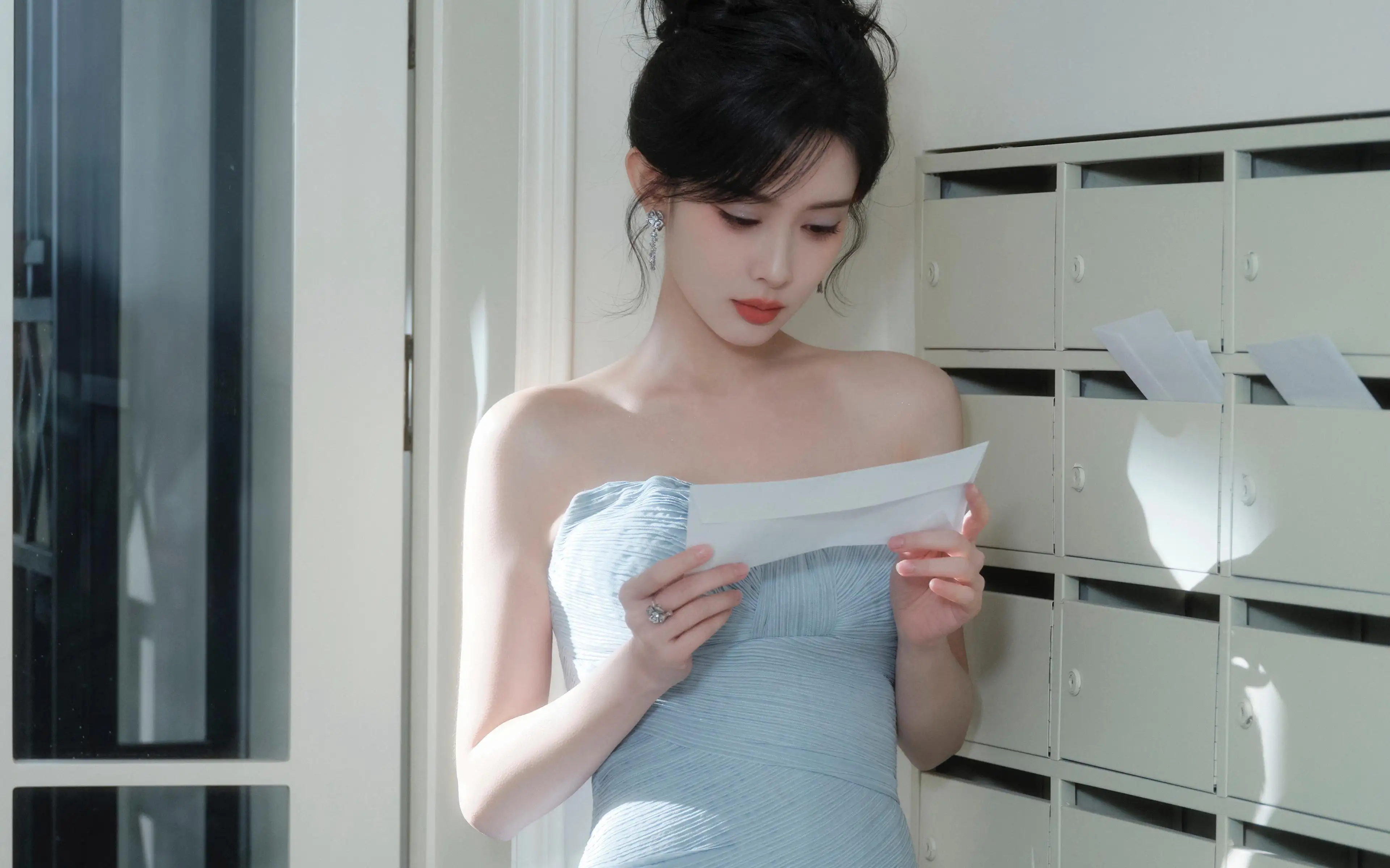 孟子义蓝色抹胸长裙4k壁纸