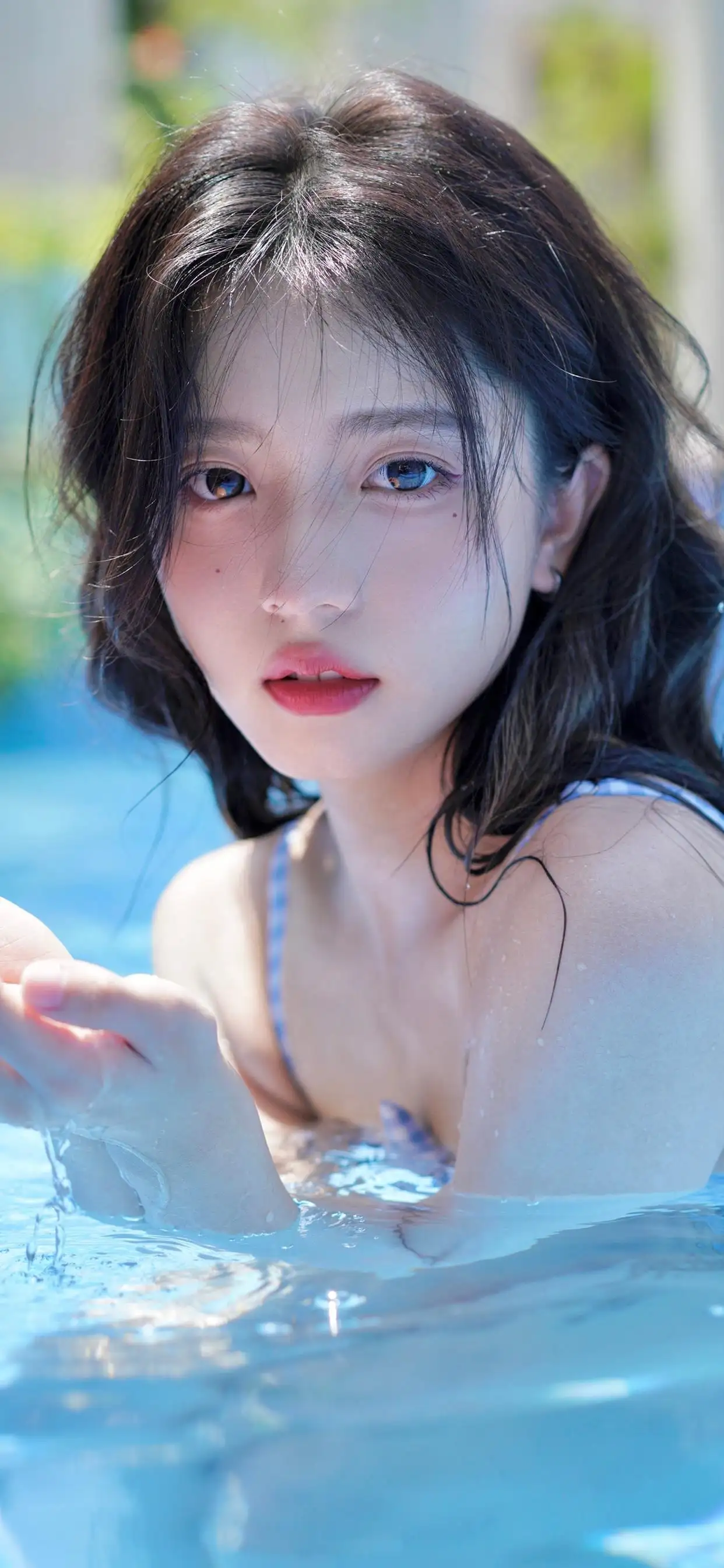 游泳池等长发吊带泳装美女