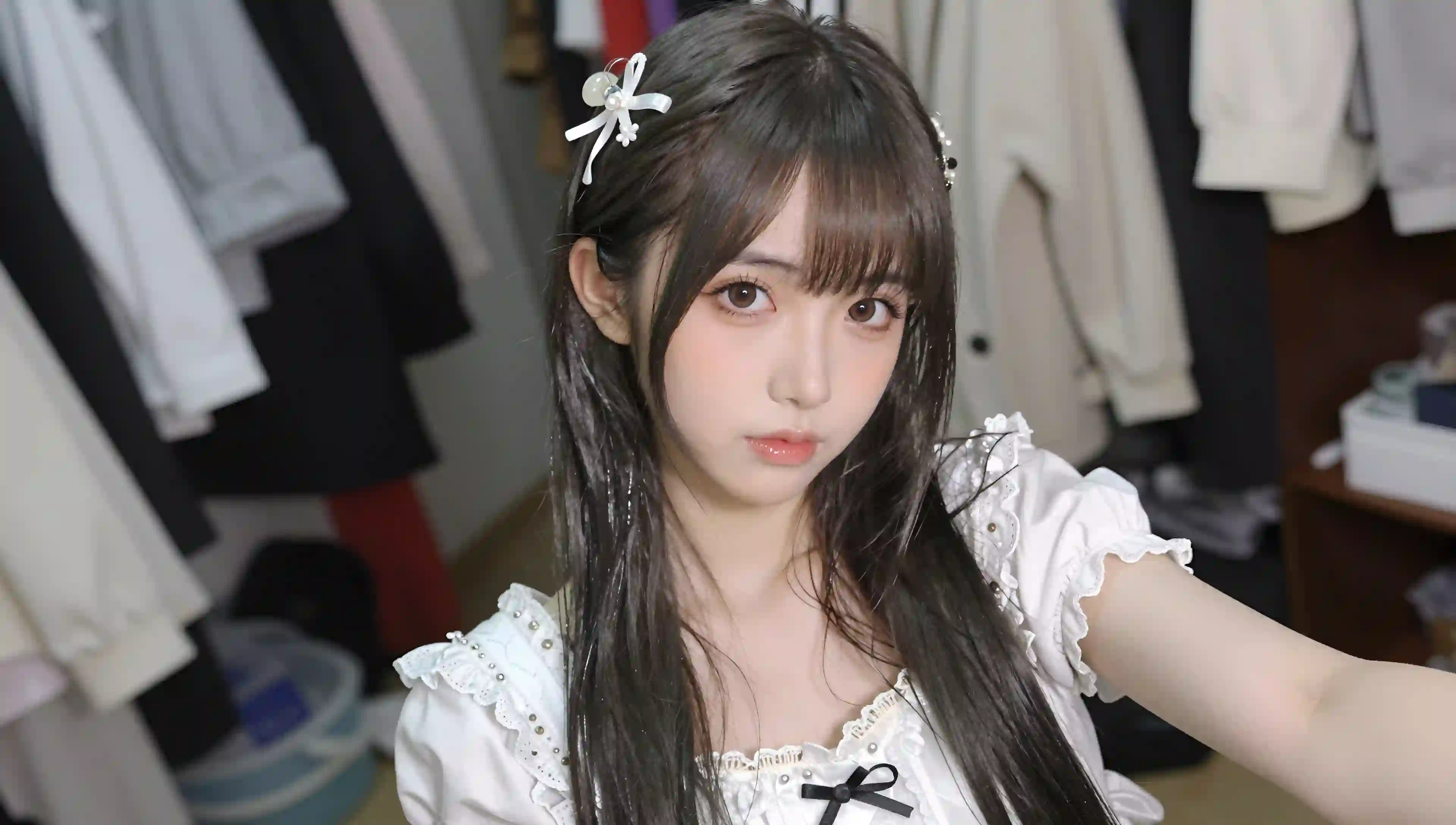 白色蕾丝女孩 室内自拍 长发 蝴蝶结发饰 自拍