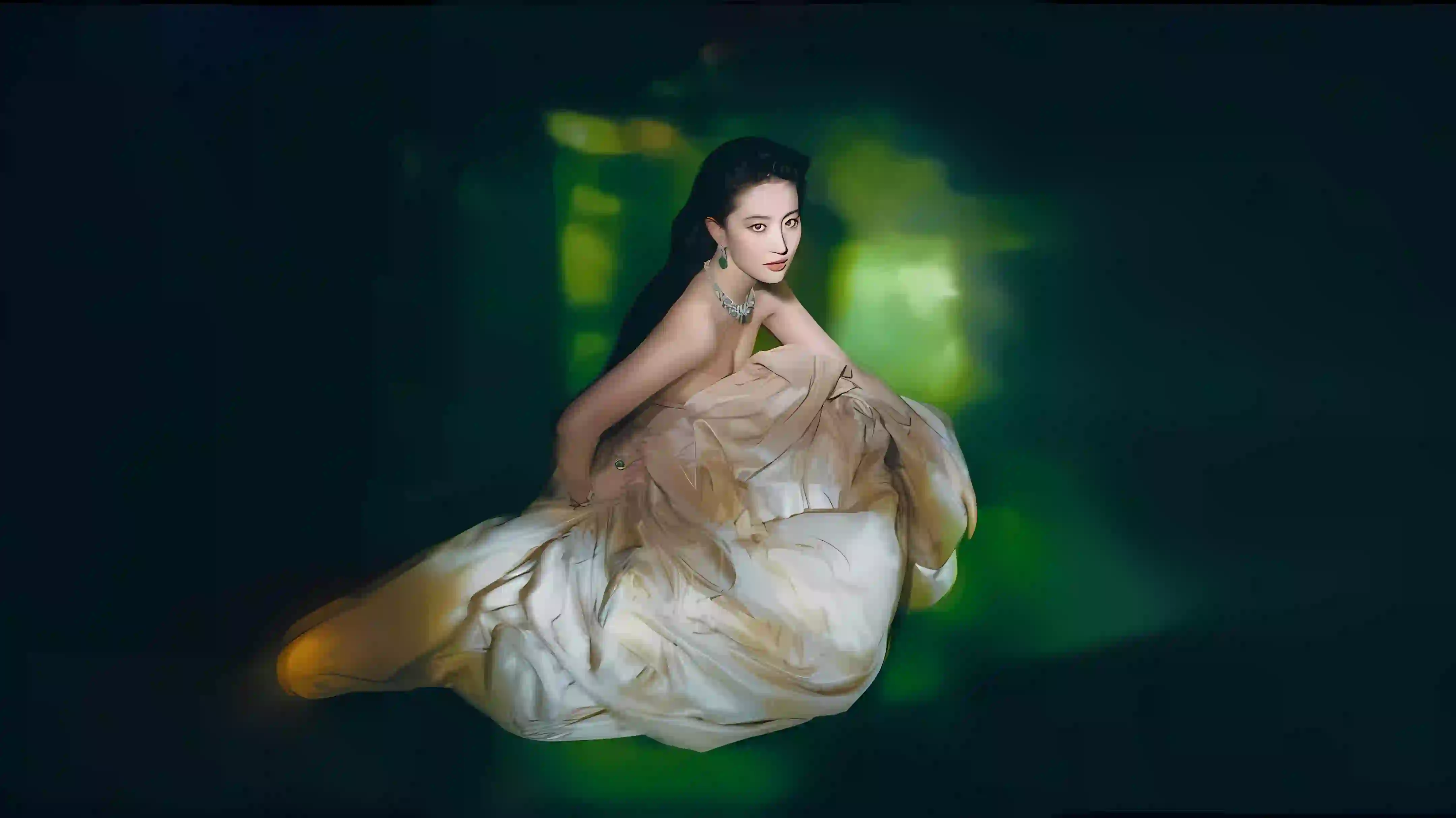 长发美女 美女明星 刘亦菲 绿色场景