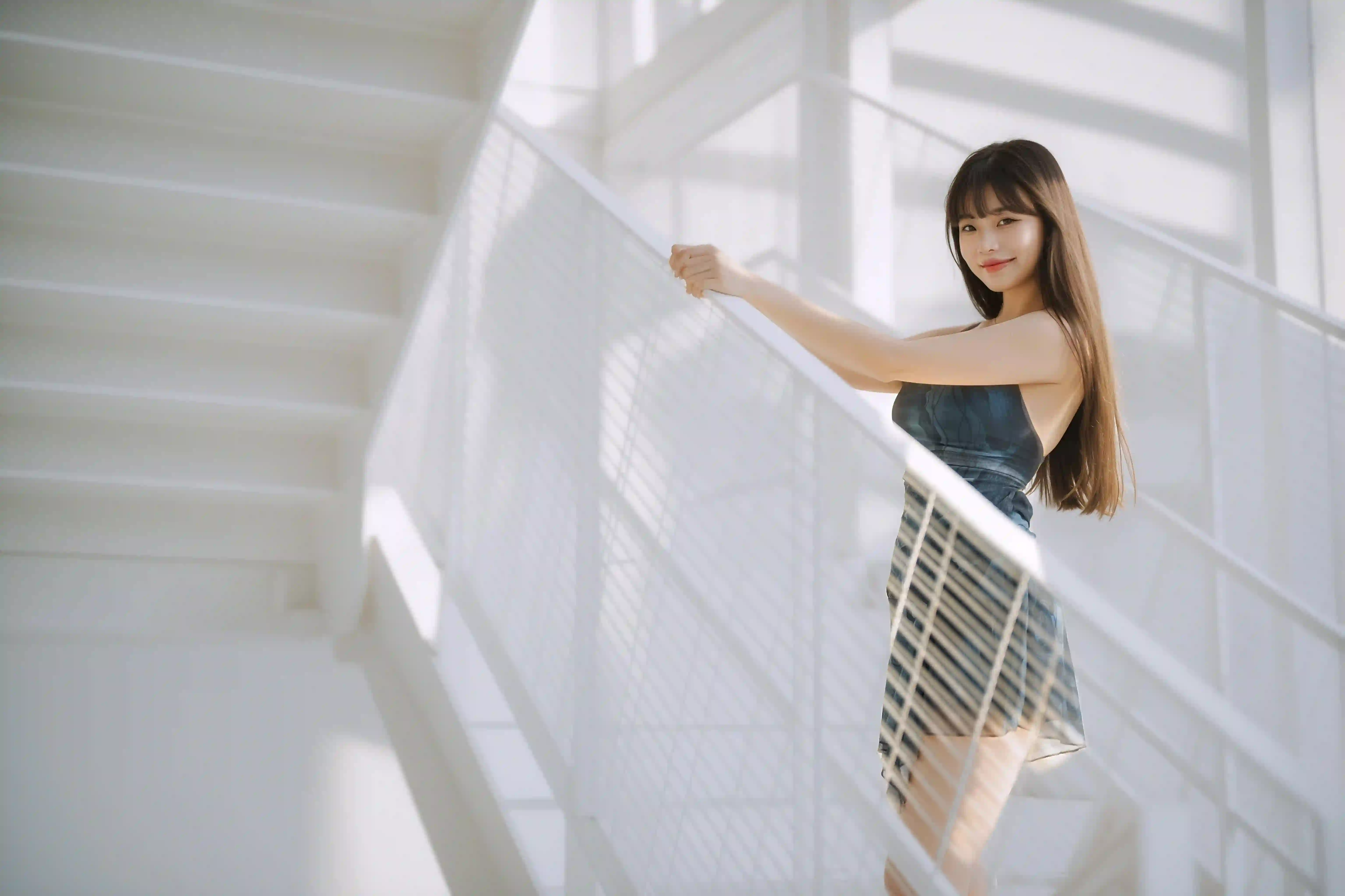长发美女 户外写真 吊带穿搭 楼道