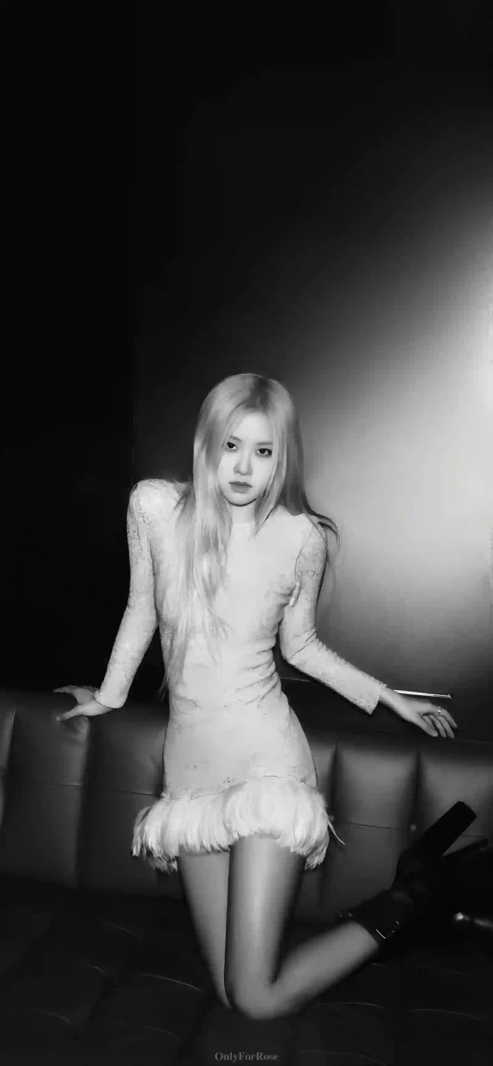 Rosé BLACKPINK 黑白写真 蕾丝裙 沙发 女团