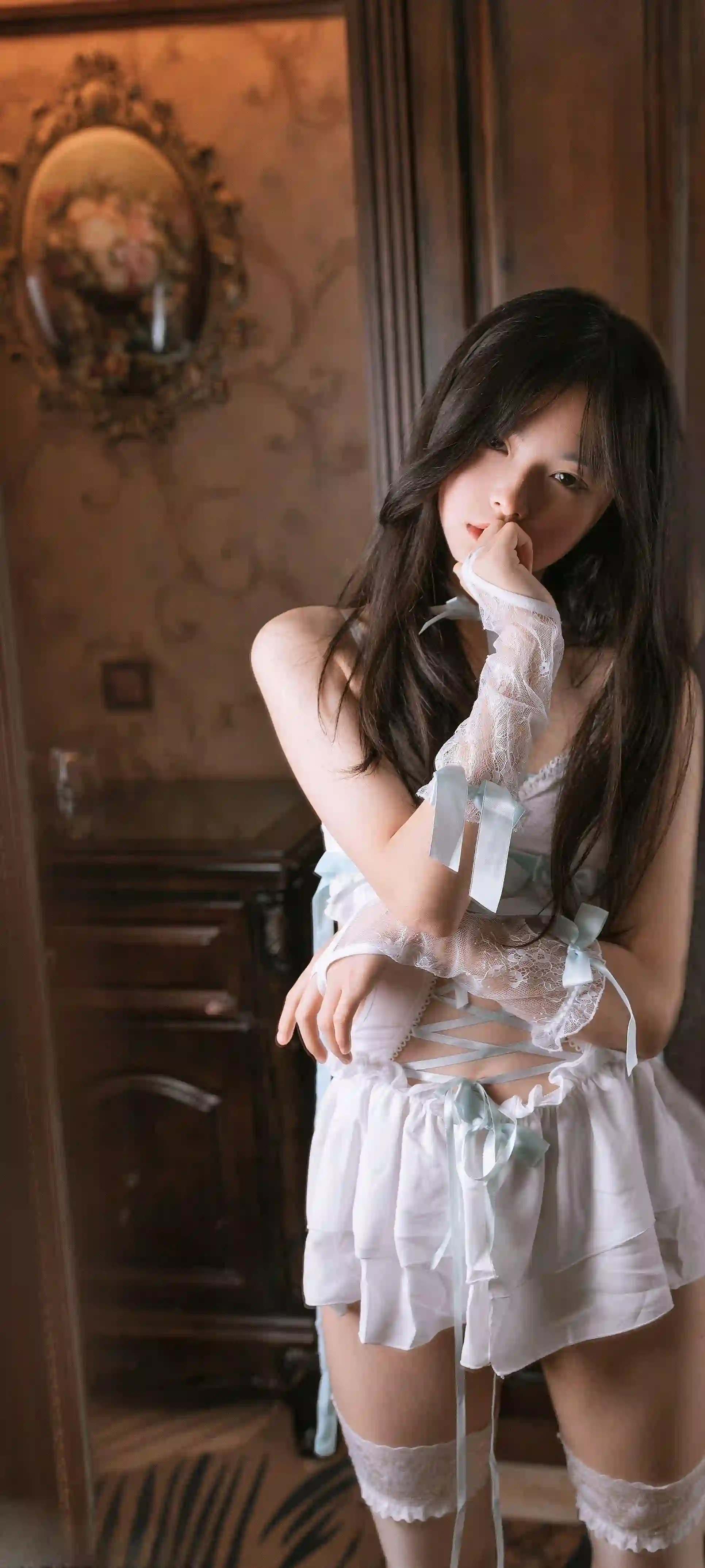 白色蕾丝 吊带裙 少女写真 复古室内 暖色调