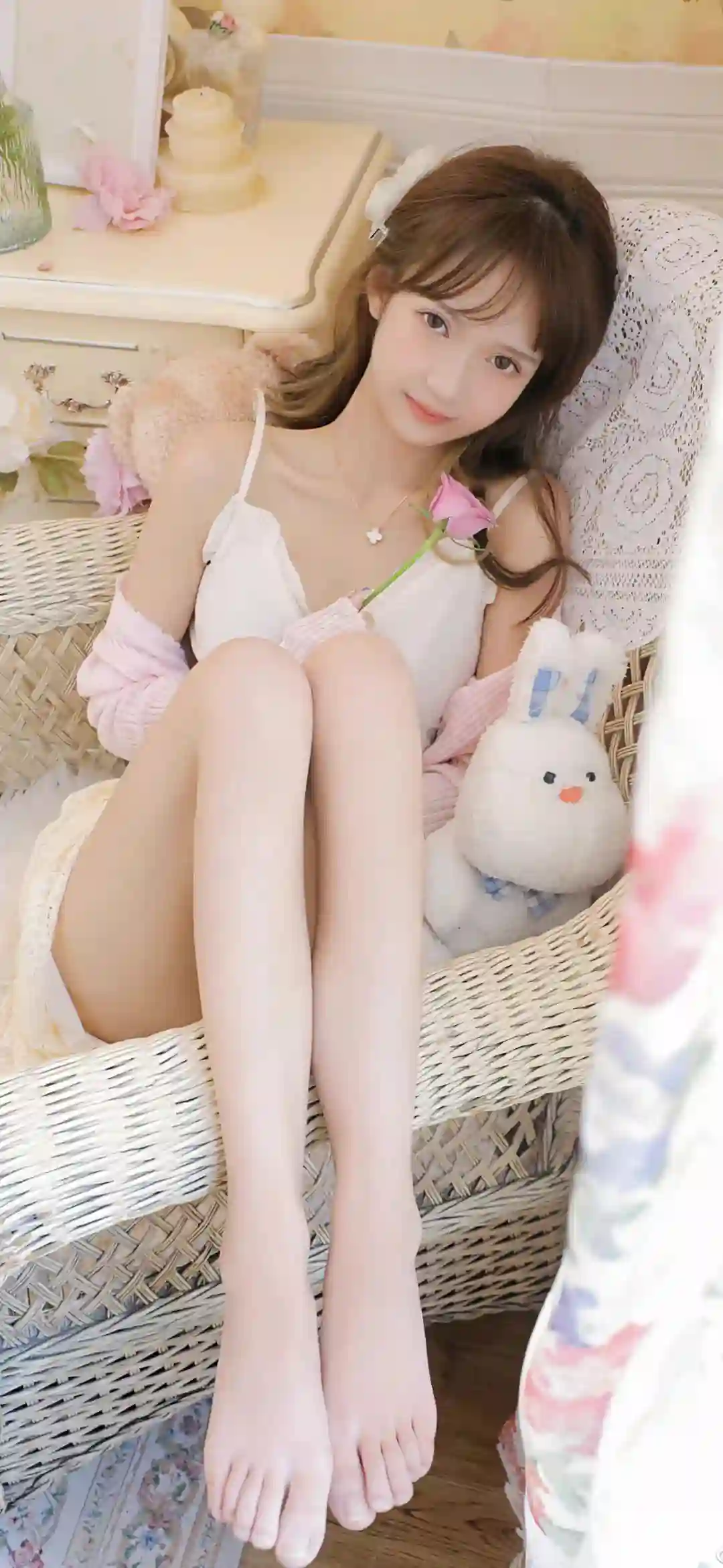 长腿美女 居家写真 可爱女孩 兔兔玩偶