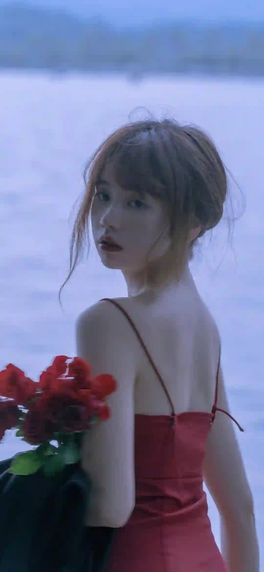 手捧鲜花 红色玫瑰 长发美女 吊带穿搭 漏背装