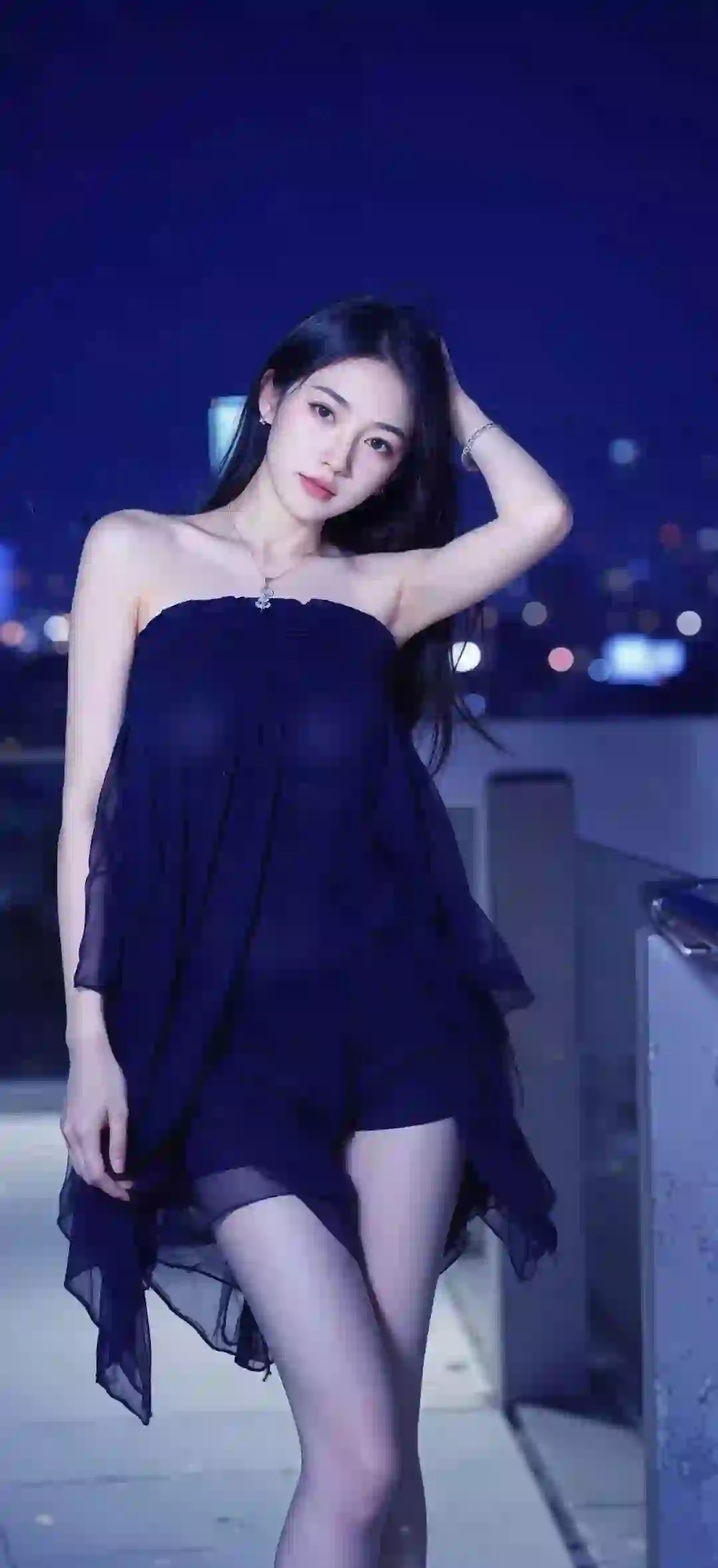 长腿黑丝美女 黑色抹胸裙子 