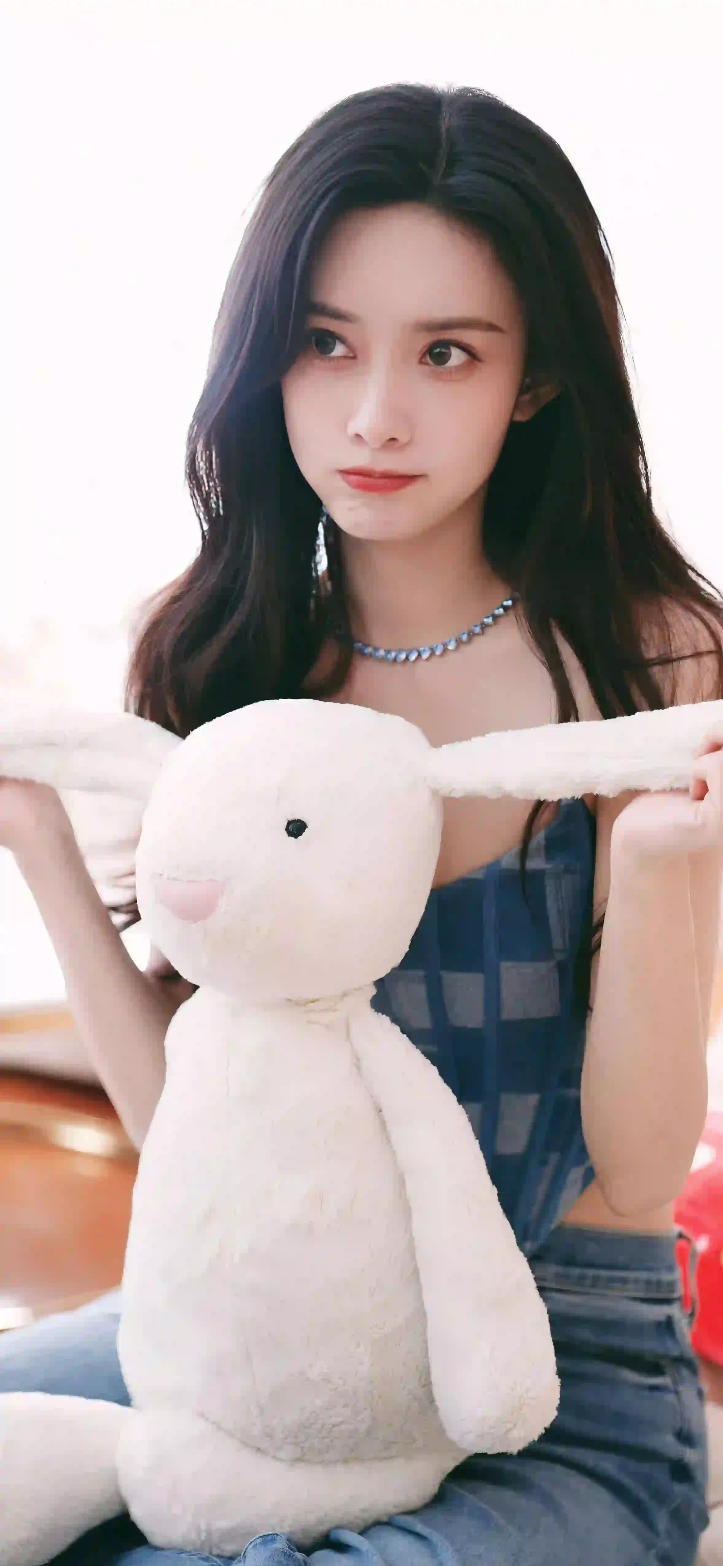 可爱兔子玩偶 长发美女 可爱女孩 孟子义