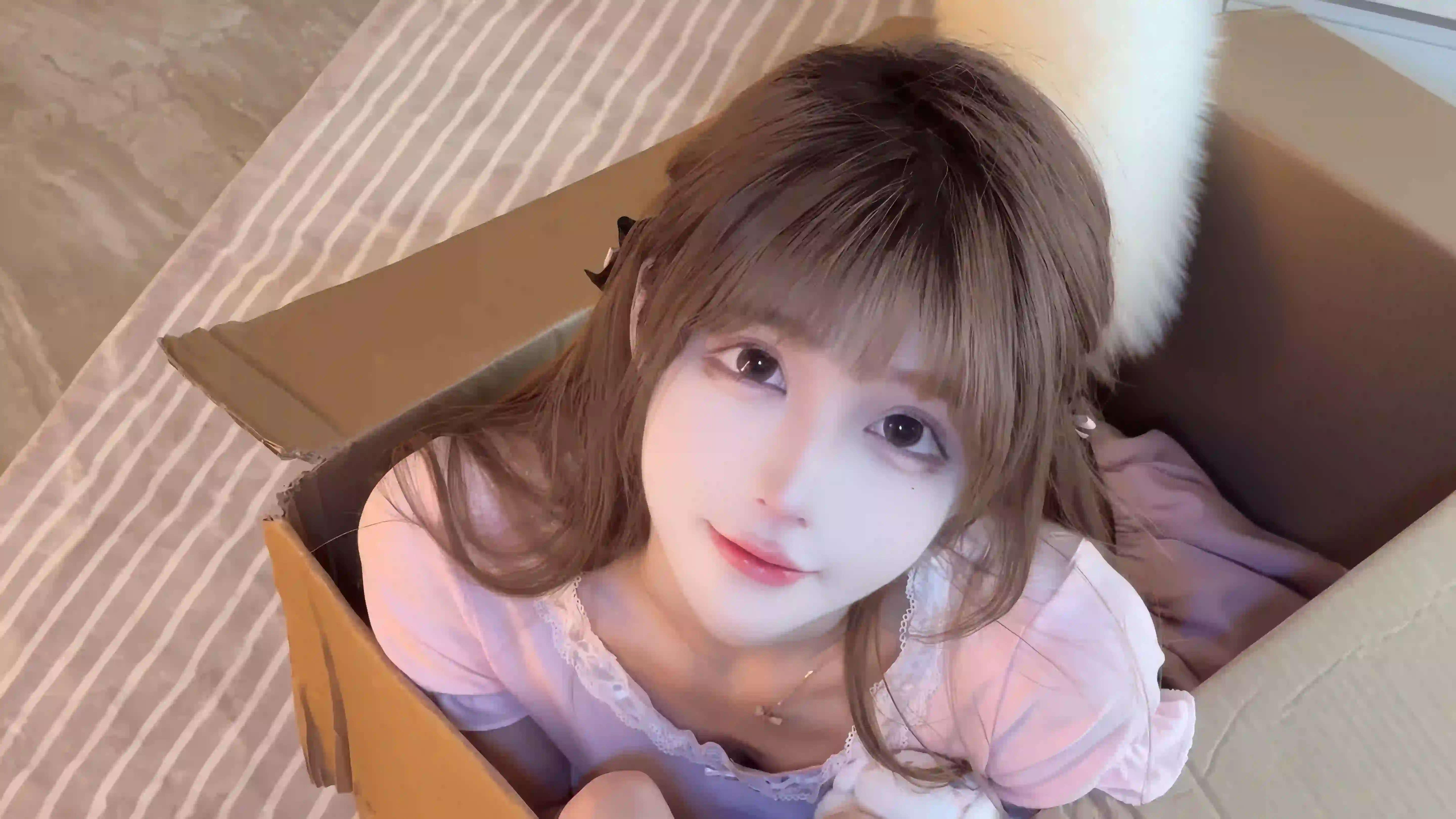 美女 长发美女 清纯美女 甜美 盒子