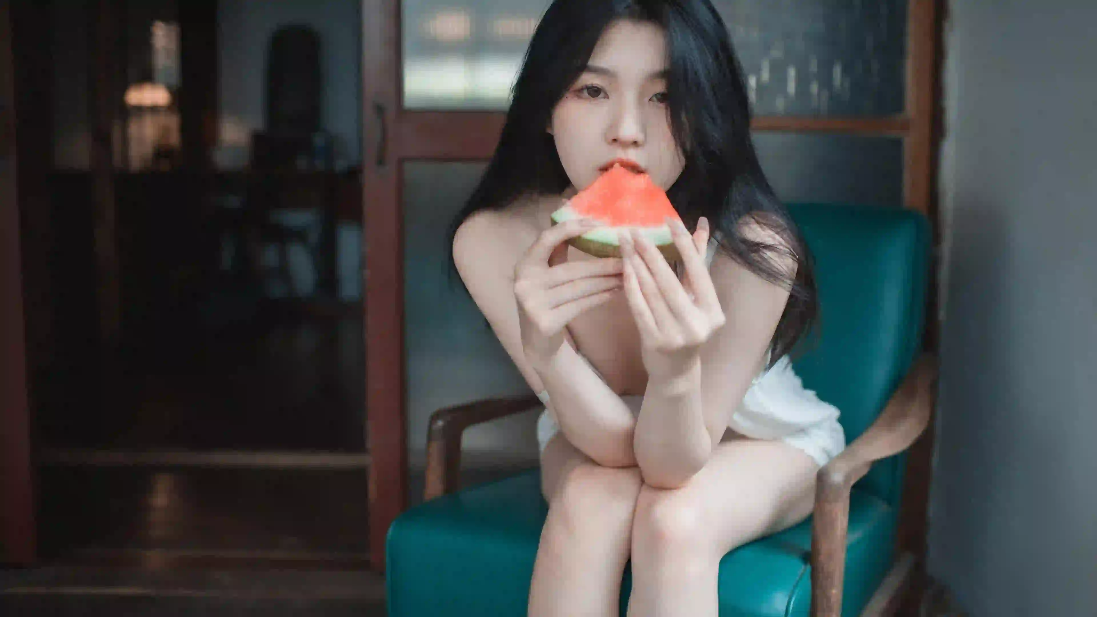 吃西瓜 夏日炎炎 休闲 长发美女 性感