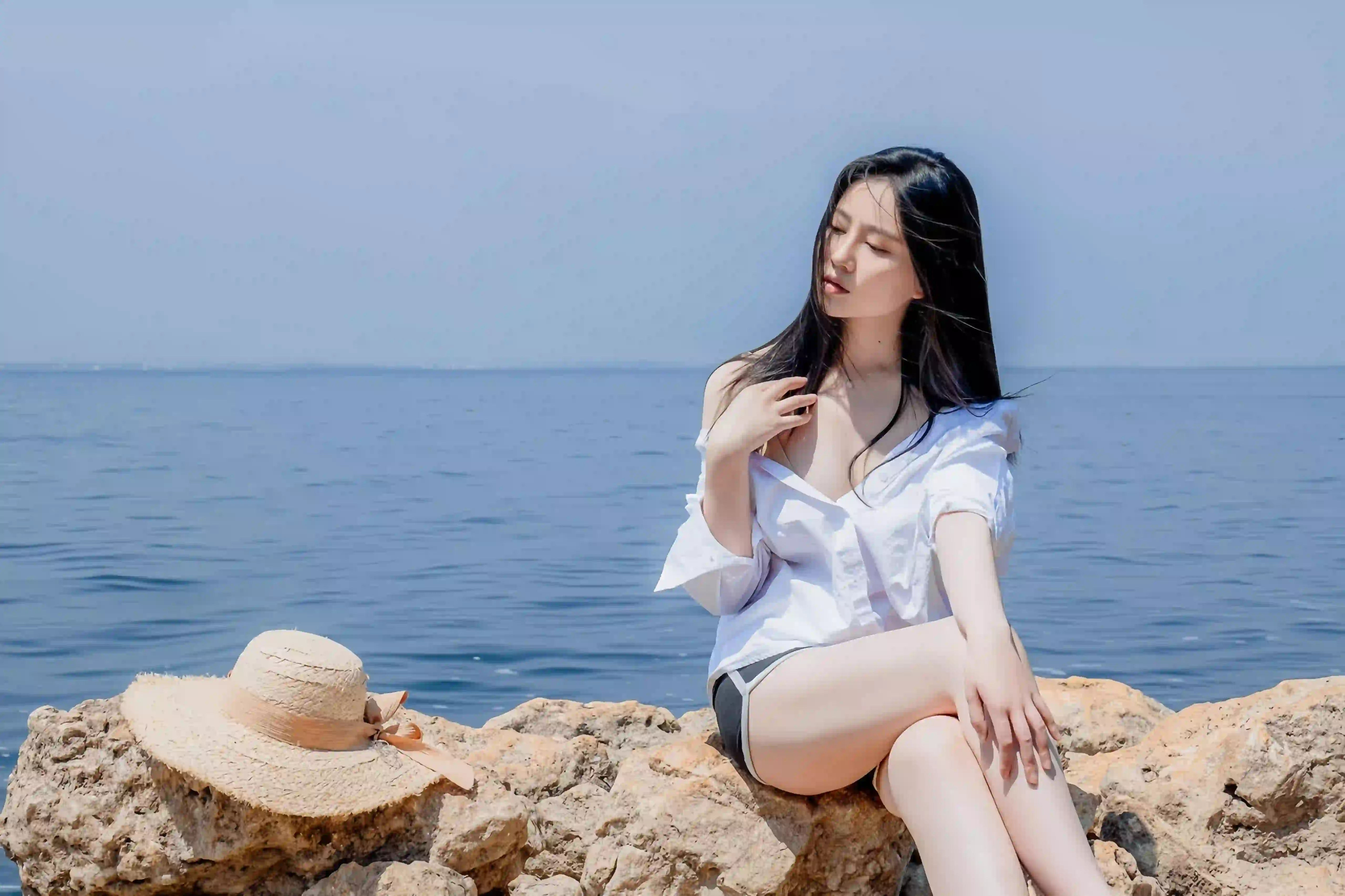 礁石 长发清纯美女 长腿美女 户外