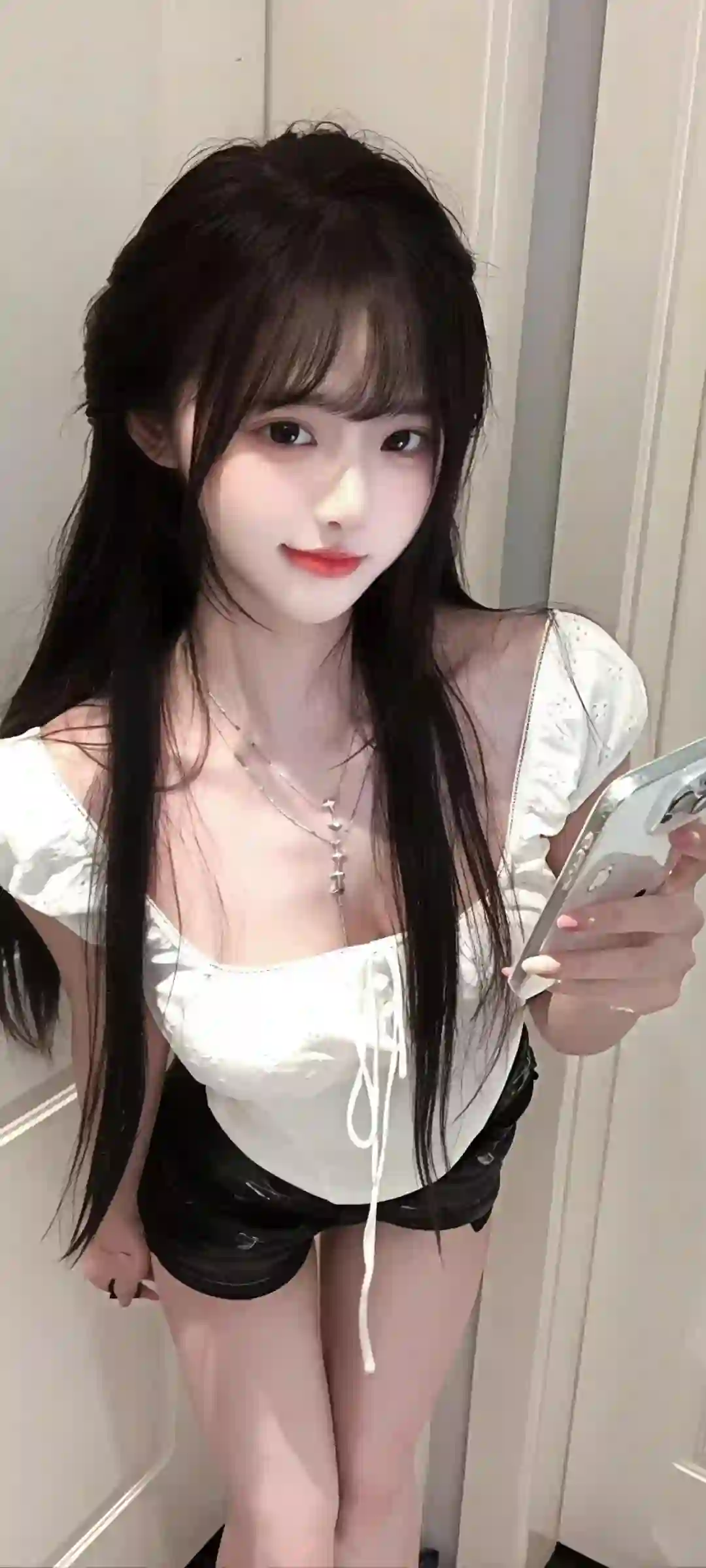 自拍 长发 美女 白色上衣 黑色短裤 室内