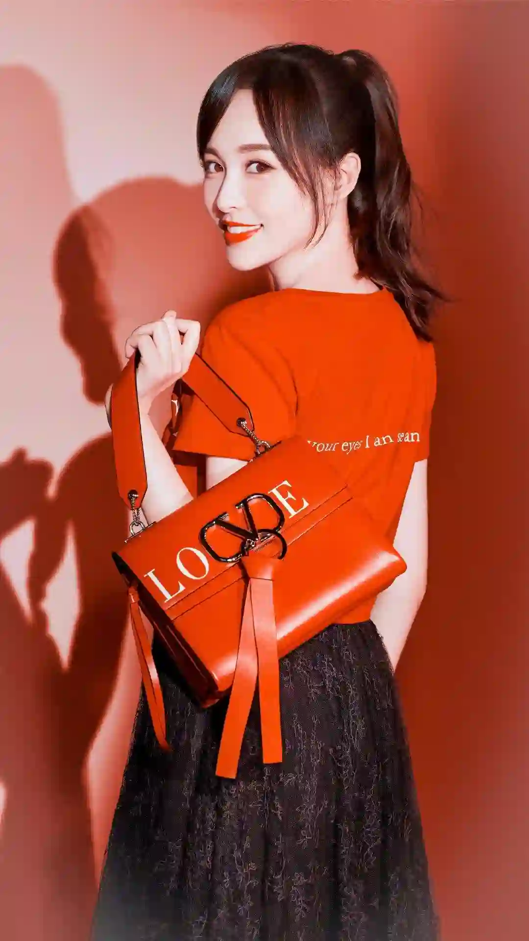 长发美女 红色外套 红色包 高马尾