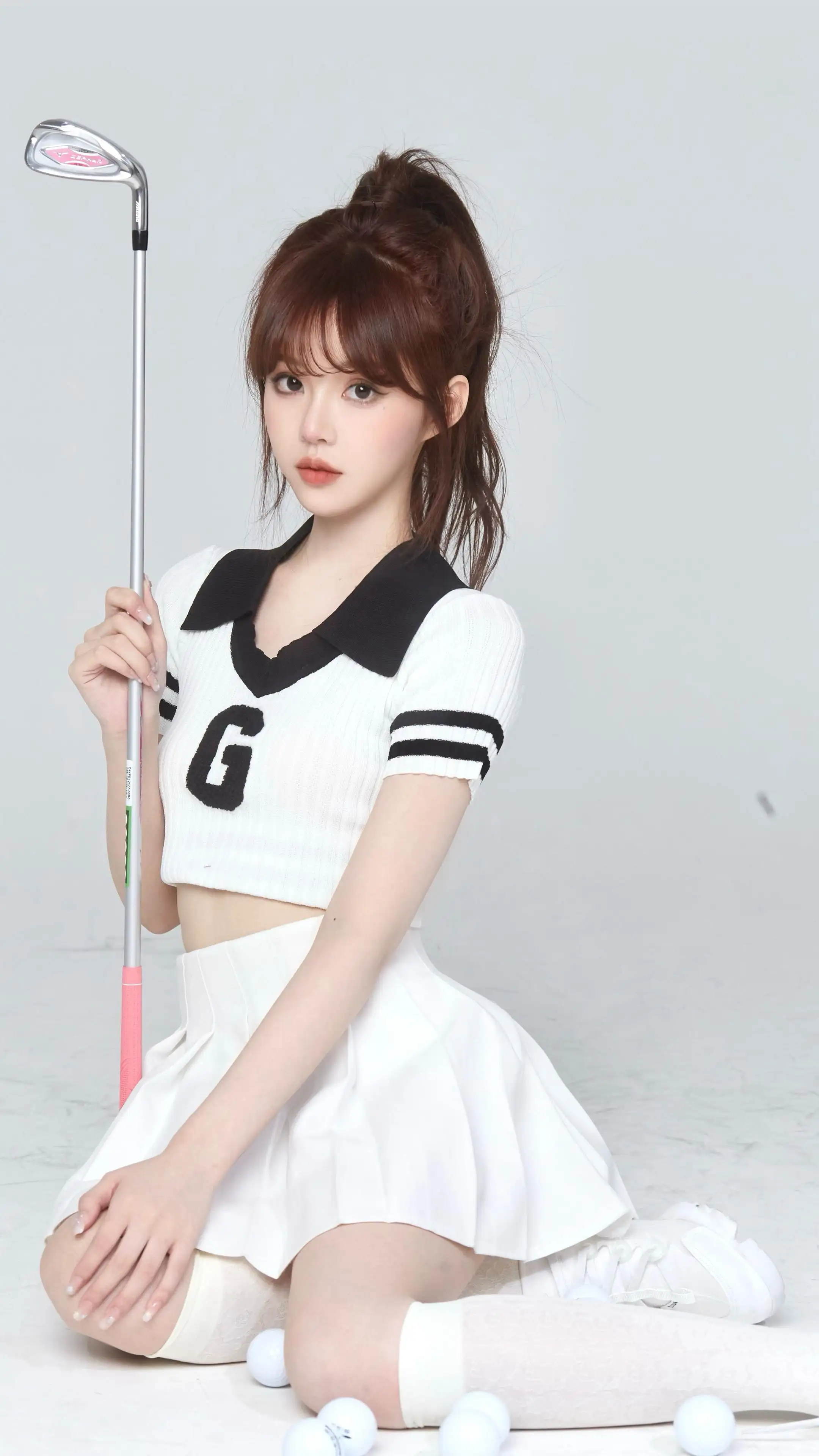 好看美女 高尔夫球 白色百褶裙 