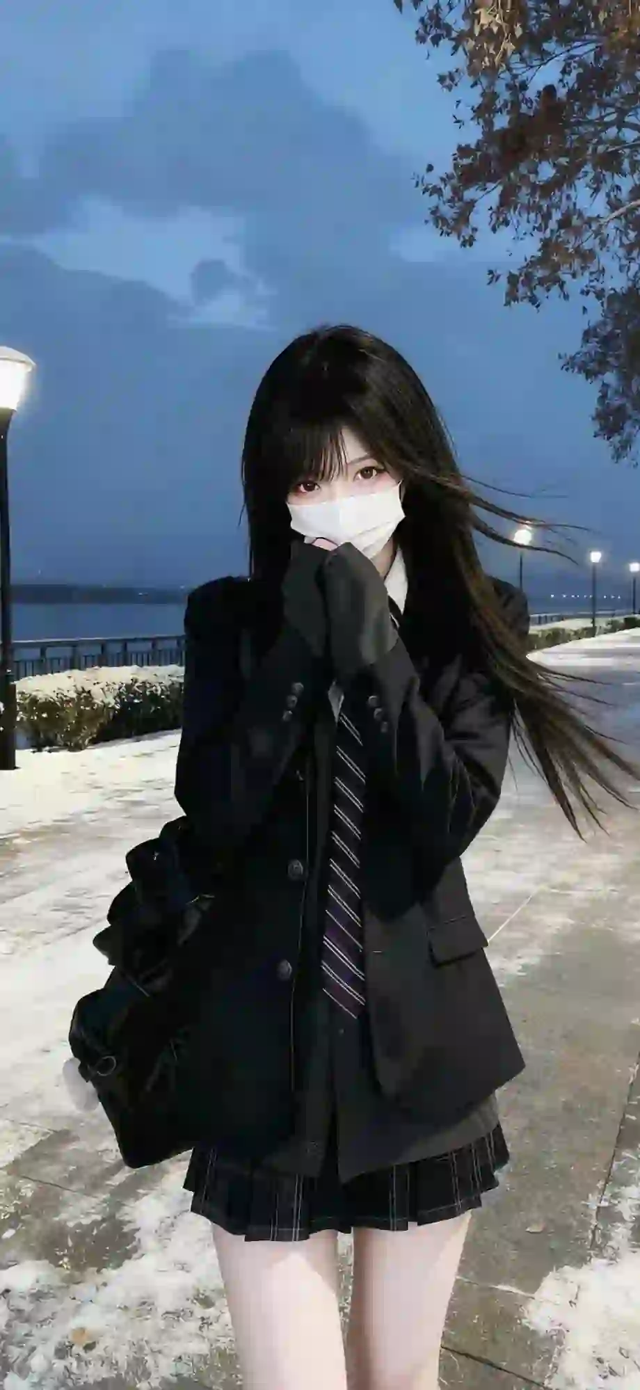 戴着口罩的长发jk美女