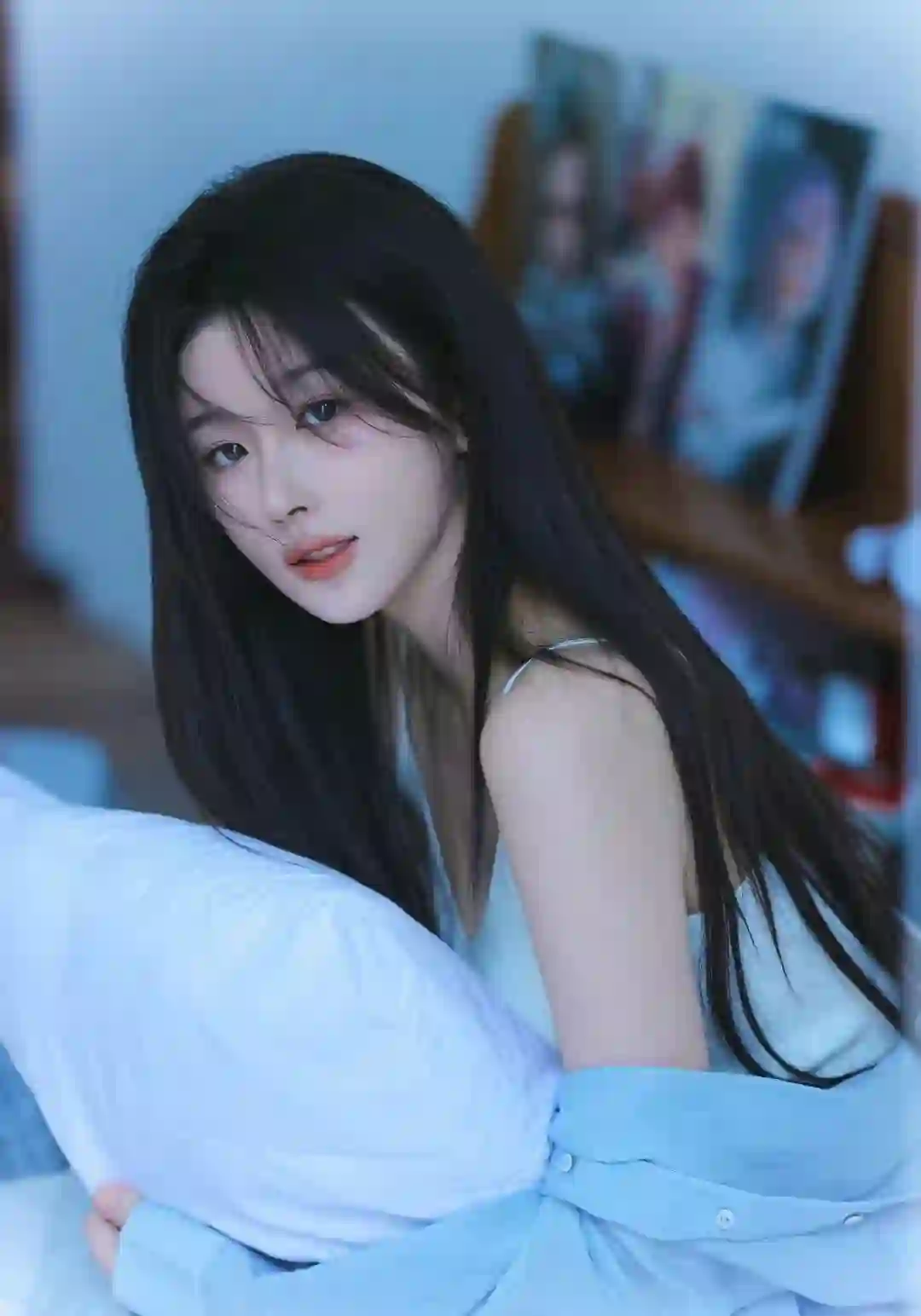 孔雪儿 长发美女 蓝色衣服 白色吊带装 美女 居家写真