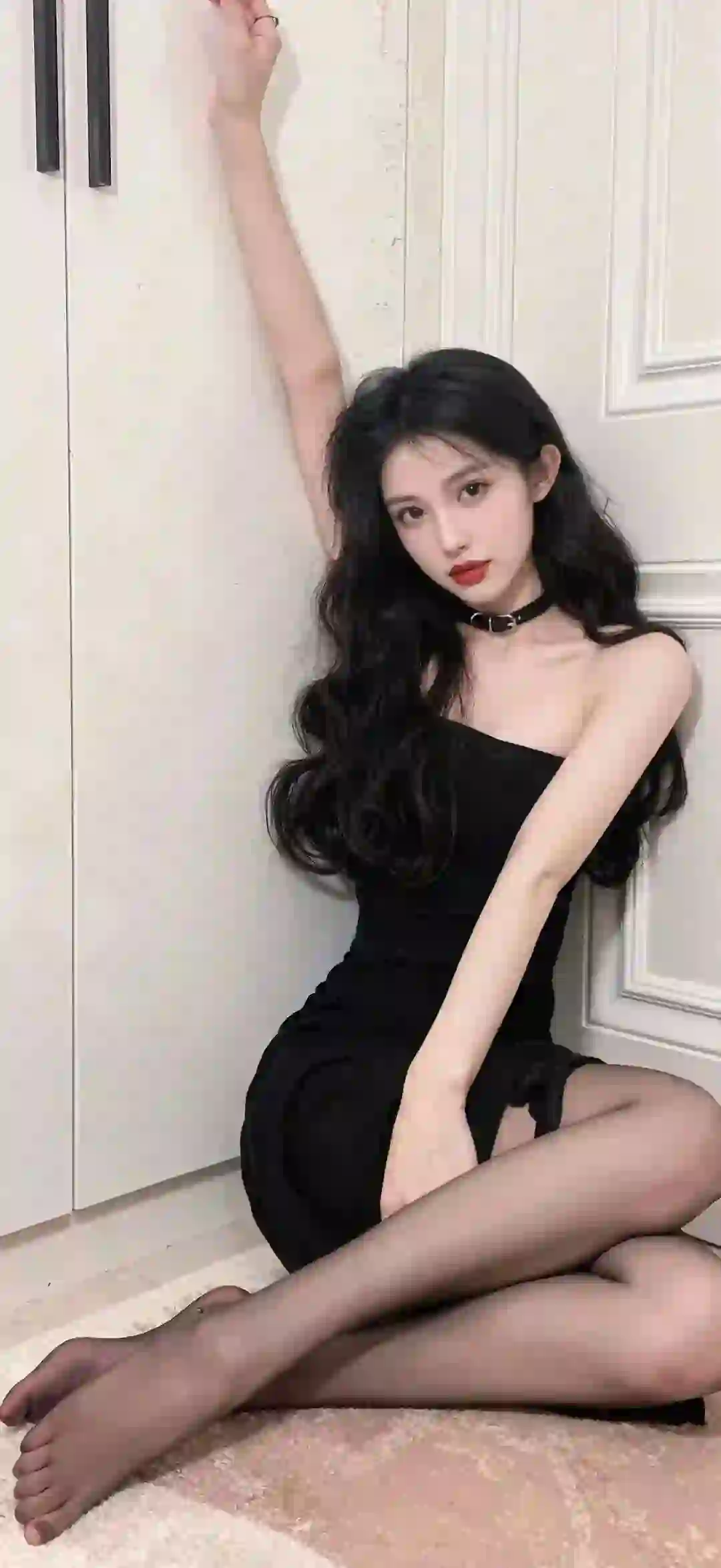 长腿美女 性感美女 黑色包臀裙 黑丝 居家