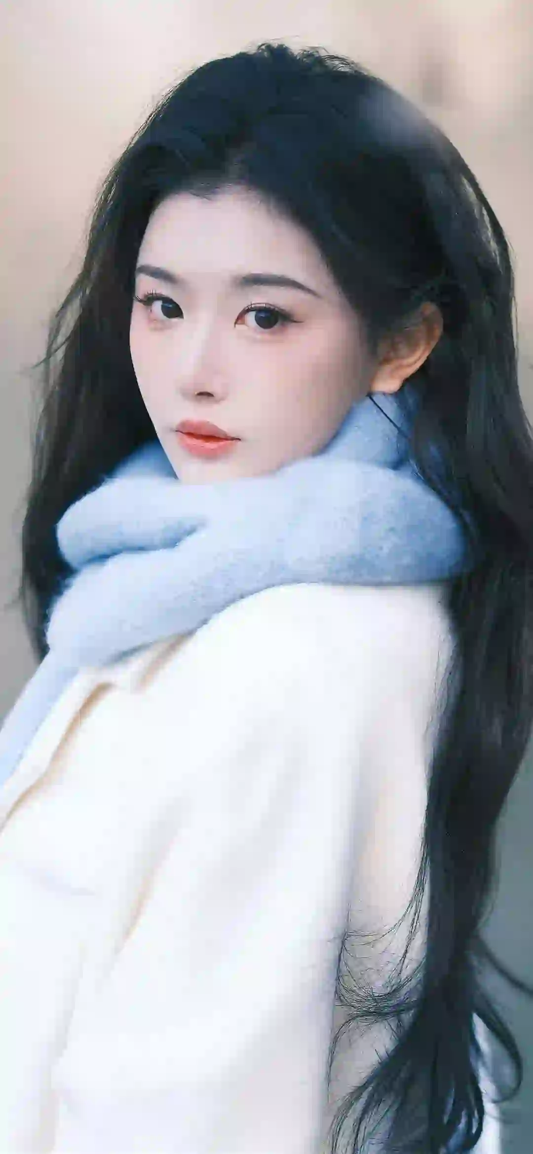 孔雪儿 长发清纯美女 白色衣服 围巾