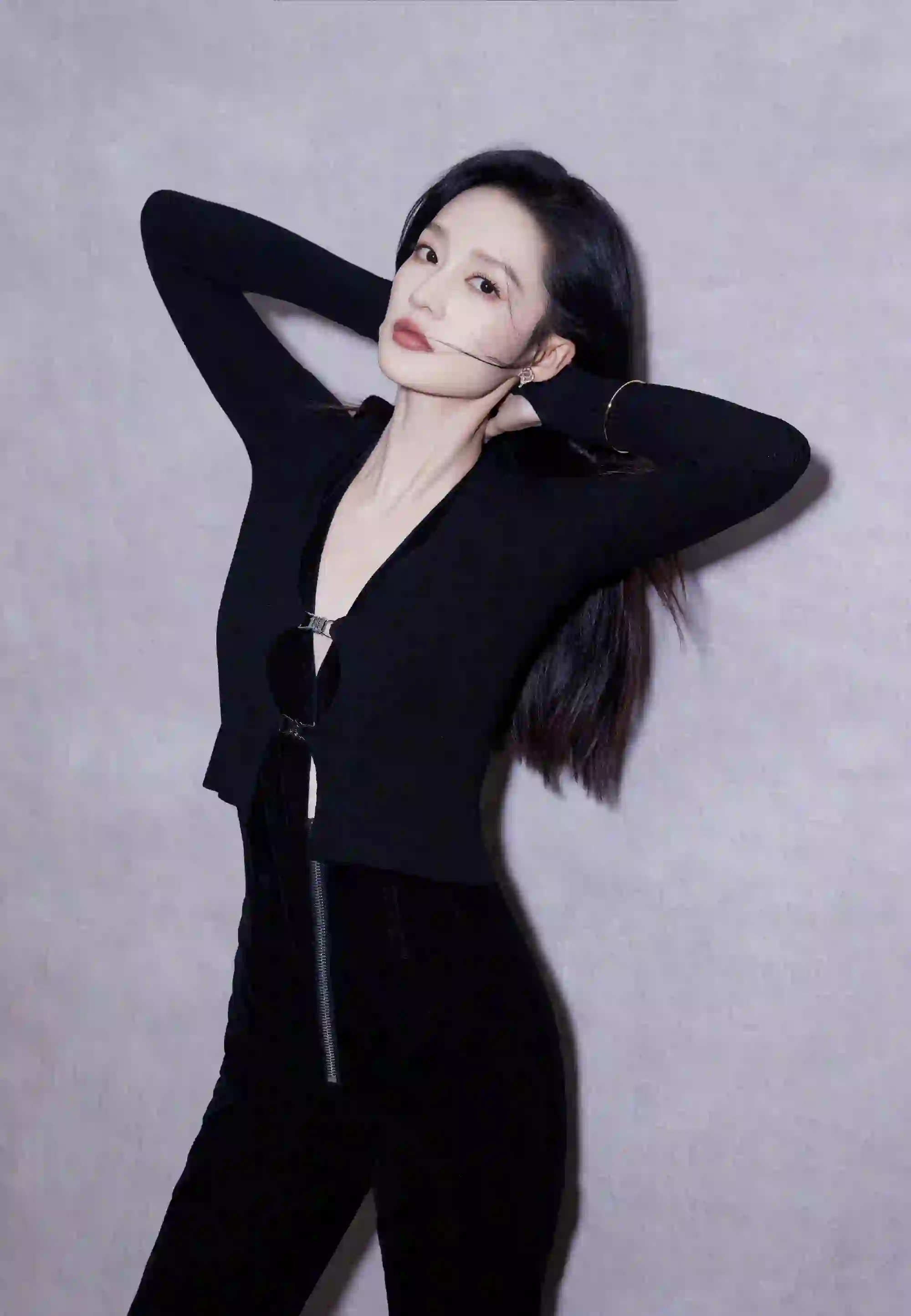 长发美女 李沁 黑色衣服 时尚穿搭