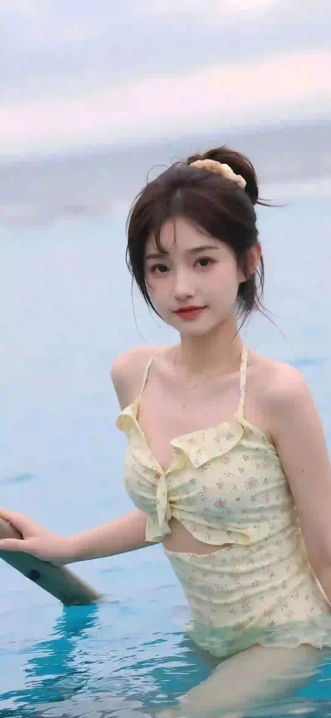 黄色吊带 泳池美女 户外 长发美女 甜美清纯