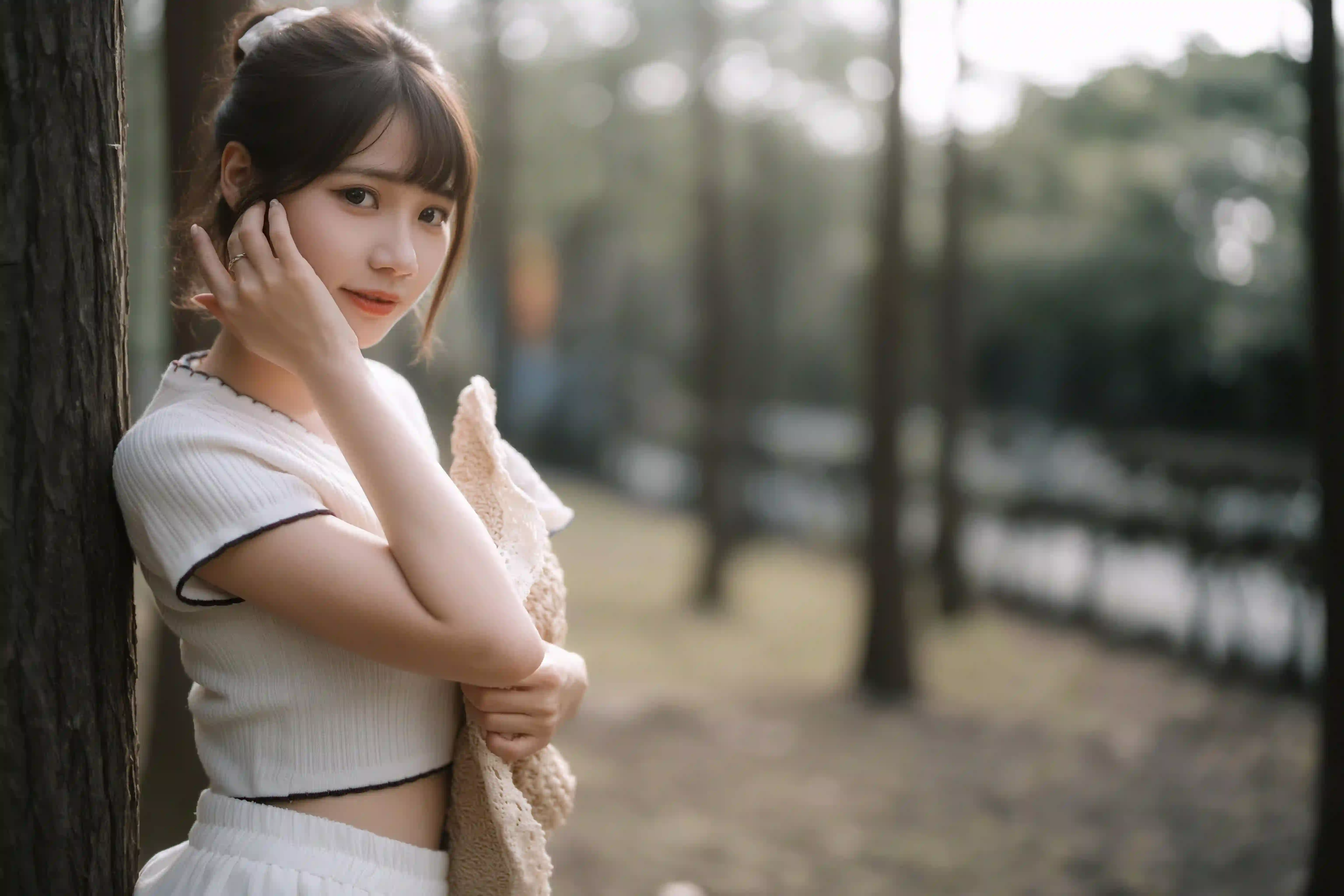 长发美女 户外 害羞 白色上衣