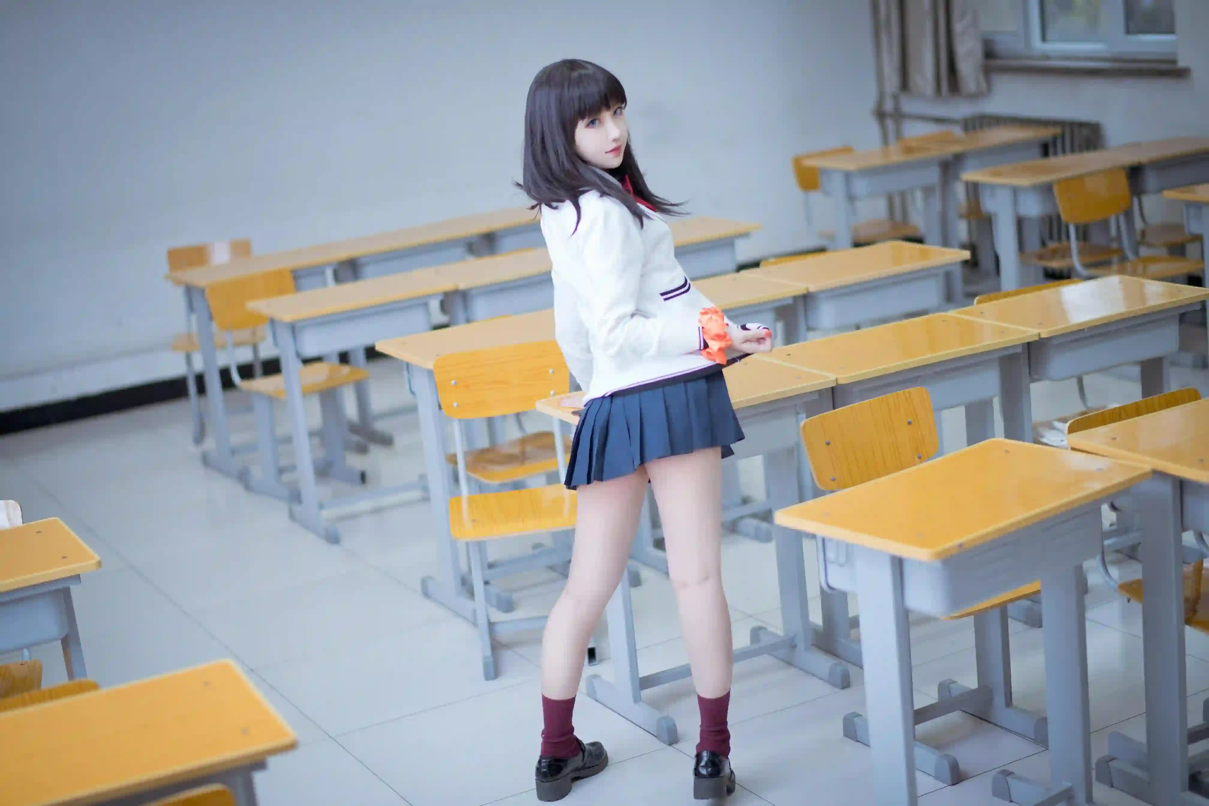 齐刘海 长发美女 白色衬衫 黑色短裙 jk穿搭 课桌