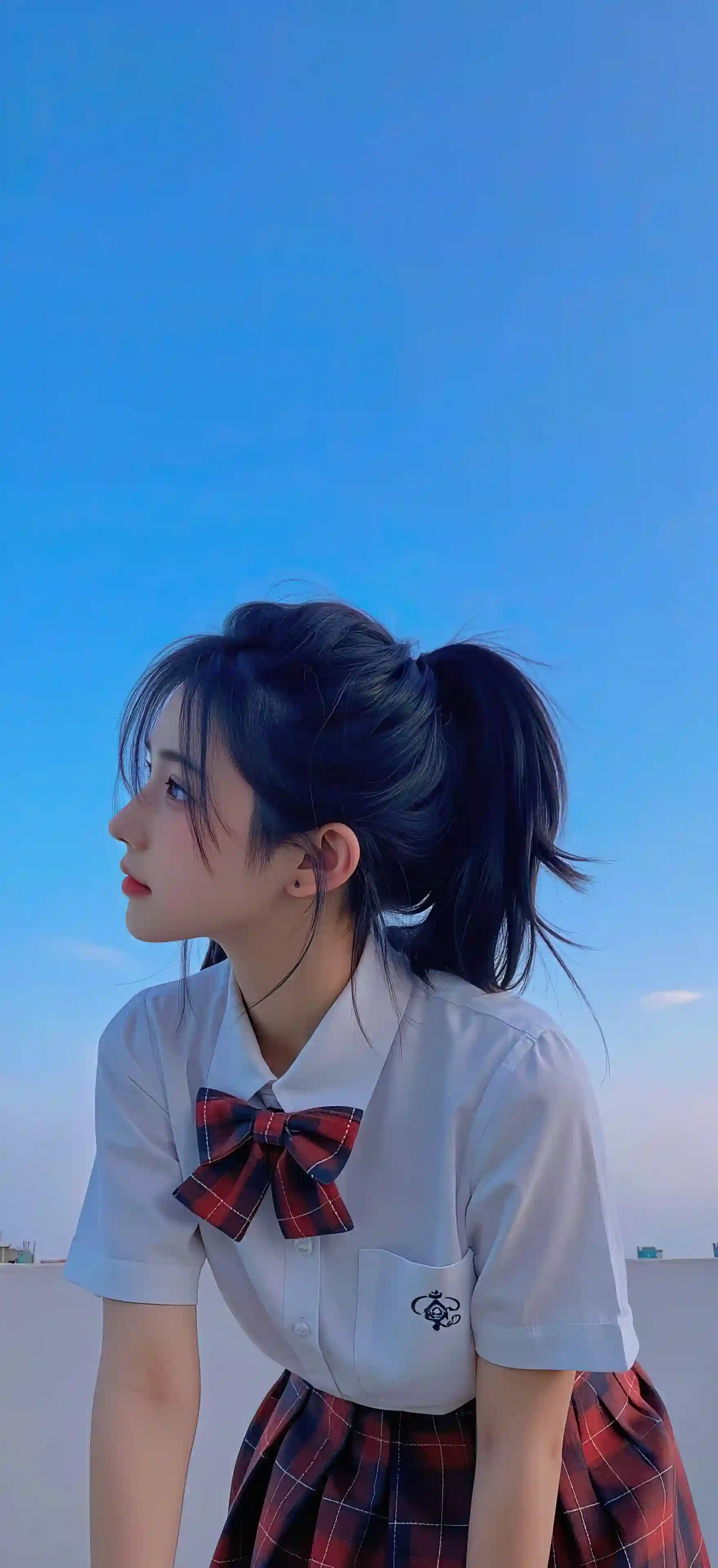 蓝天 红色裙子 jk美女 马尾 白色衣服 