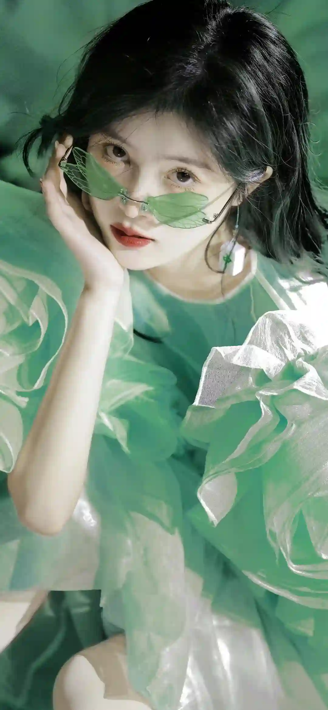 绿色长裙 可爱 绿色眼镜 长发美女 可爱装扮
