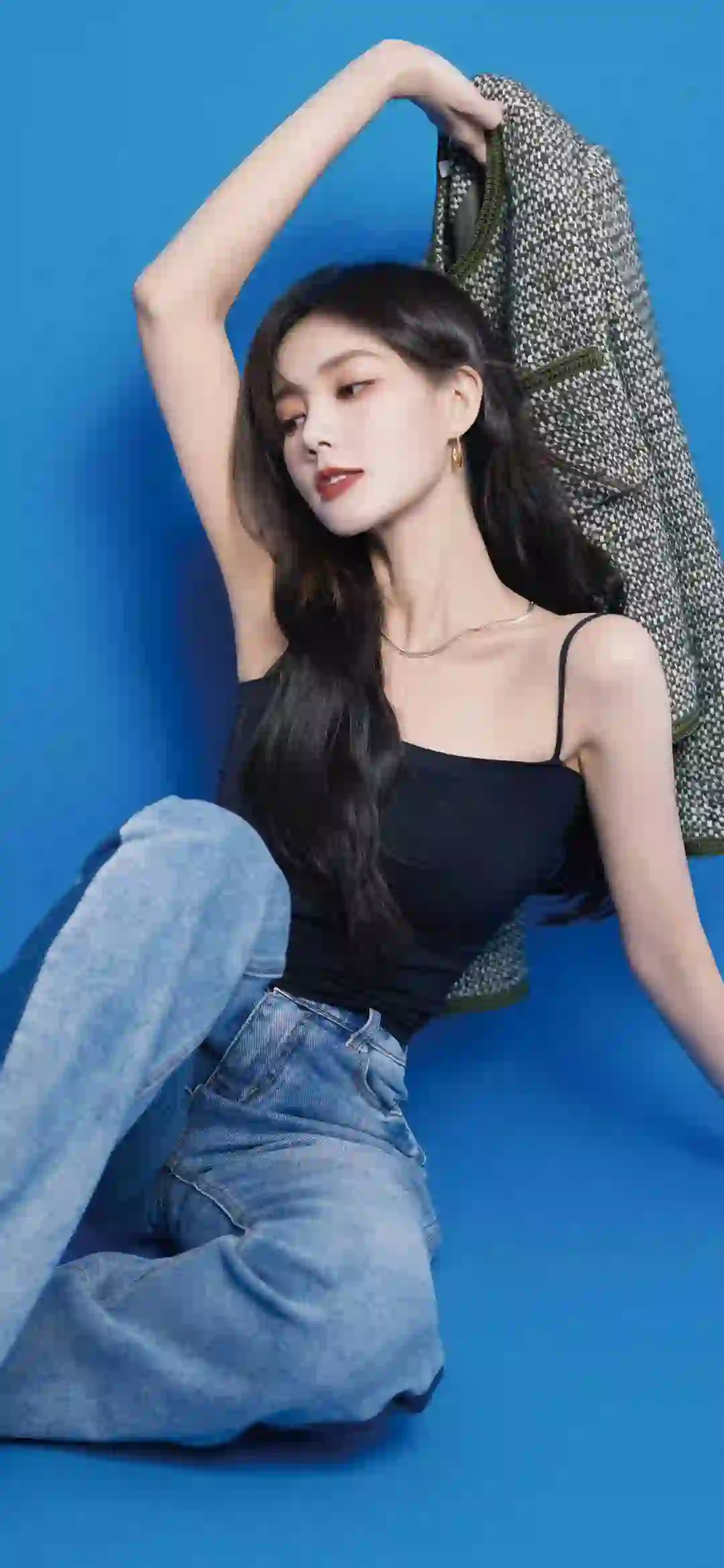 美女明星 性感黑色吊带 时尚穿搭 蓝色背景 李一桐