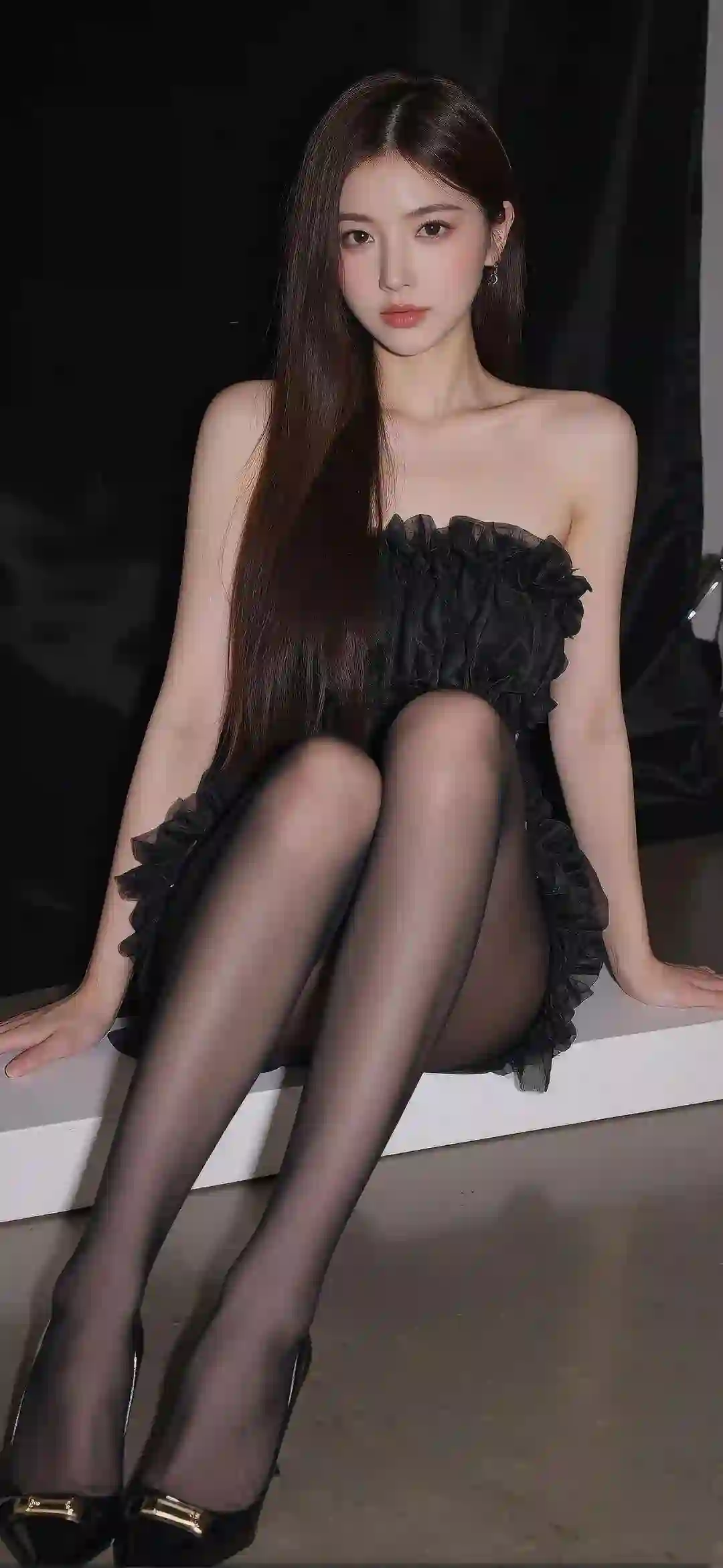 黑色连衣裙 美女 坐姿 丝袜 高跟鞋