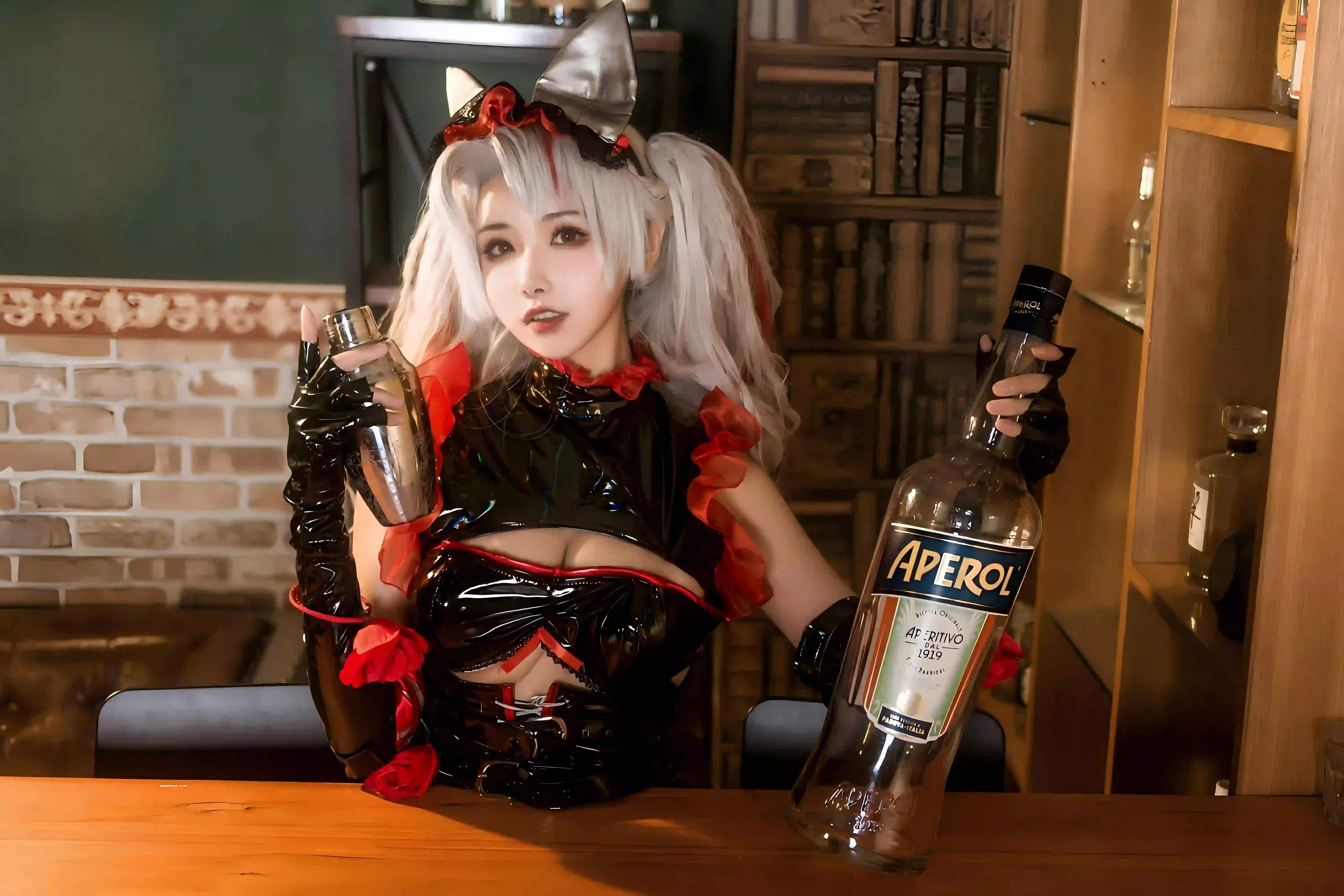 cos 洛丽塔 白色头发 黑色丝袜 酒瓶