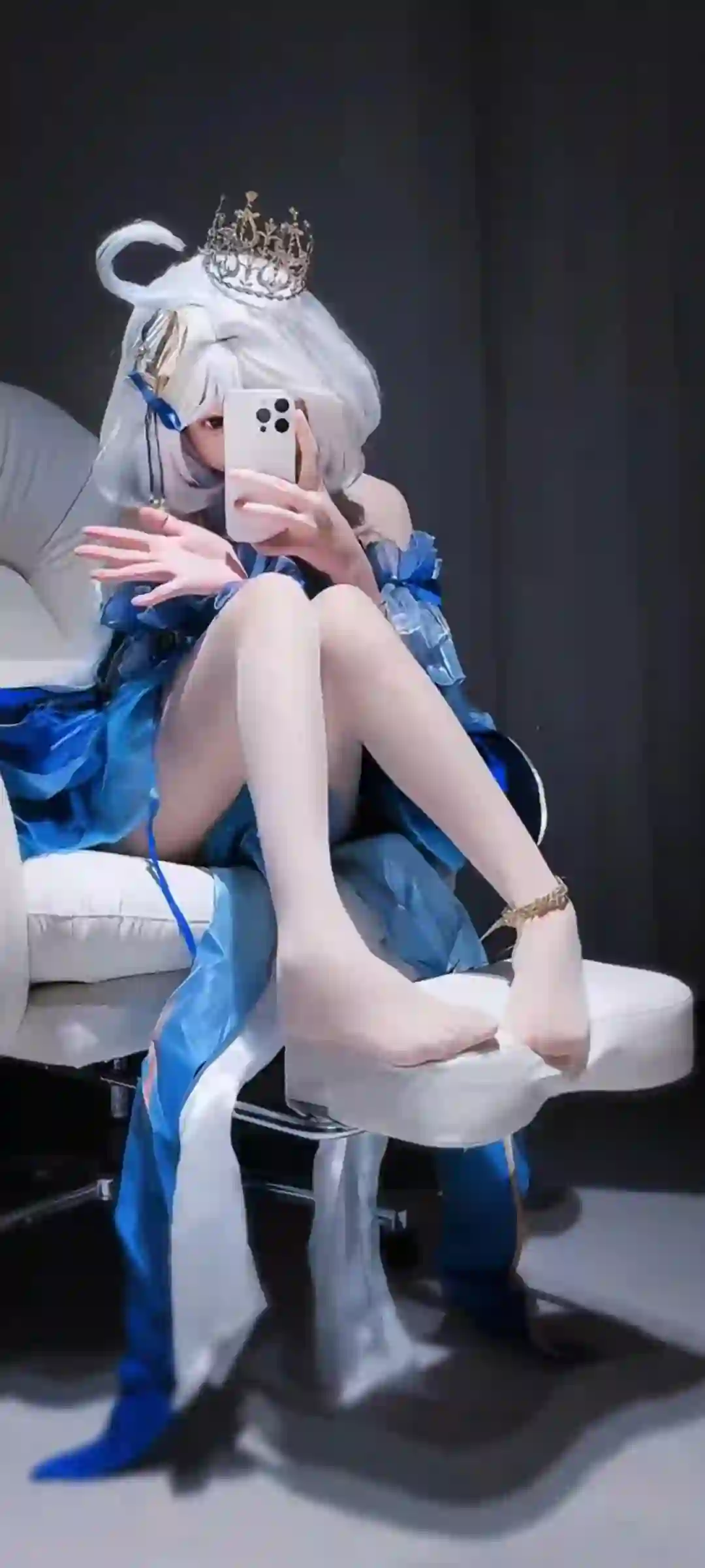 银发 女子 皇冠 蓝衣 自拍 沙发
