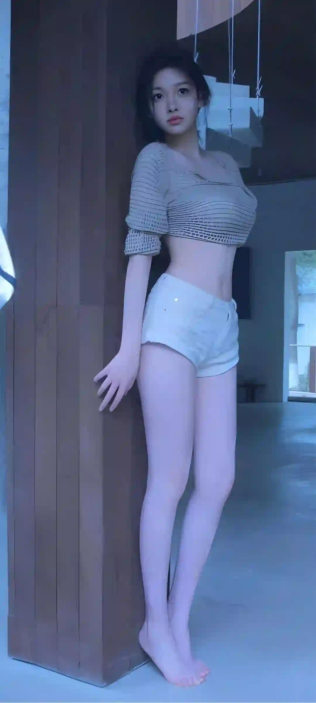 少女 写真 露腰装 短裤 站姿 长腿 室内场景 冷色调