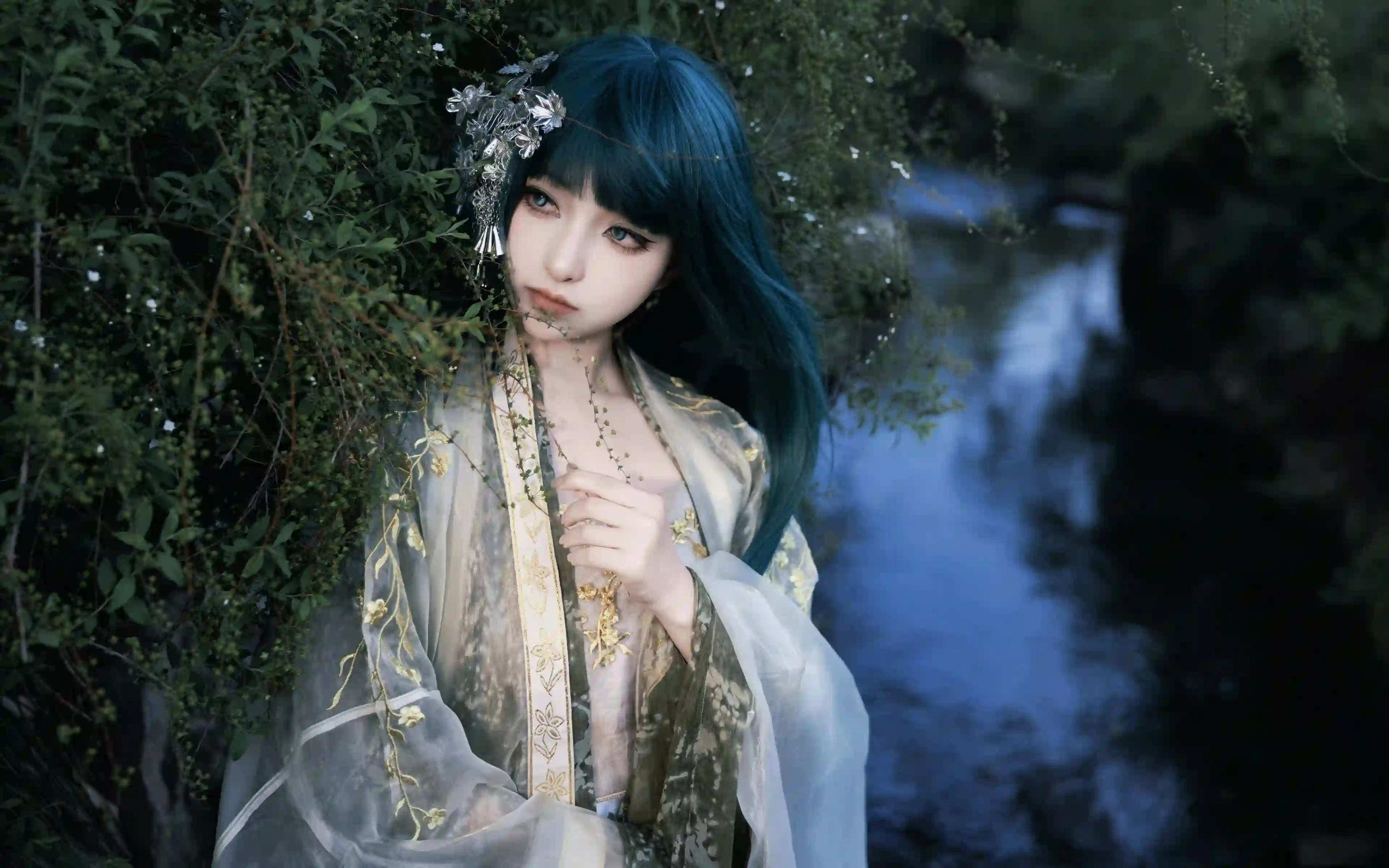 青绿长发 古风少女 溪边 汉服 唯美